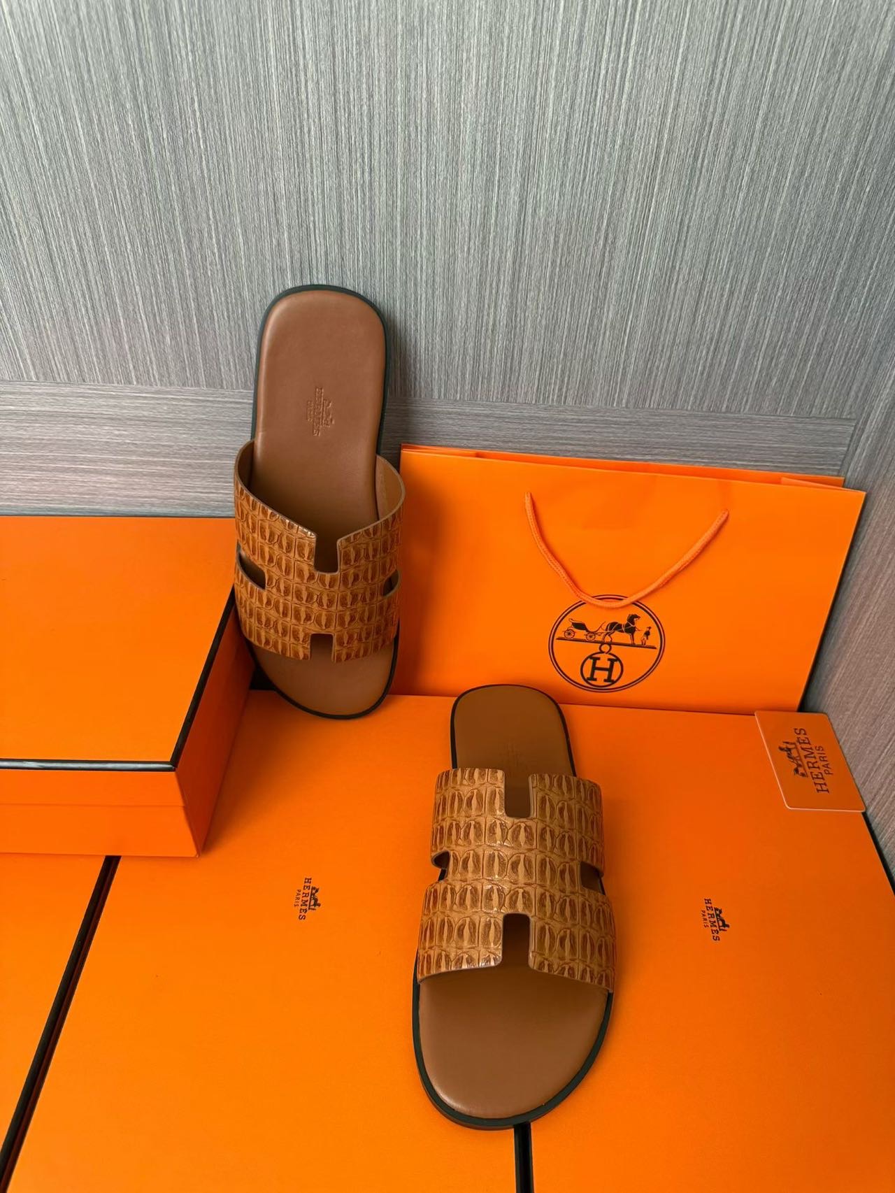 Hermès 一比一 男女款 H 型鱷紋皮革涼拖 焦糖棕經典| 10 Hermès 一比一 男女款 H 型鱷紋皮革涼拖 焦糖棕經典