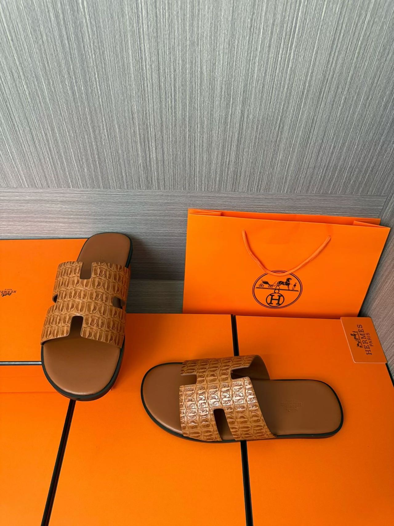 Hermès 一比一 男女款 H 型鱷紋皮革涼拖 焦糖棕經典| 9 Hermès 一比一 男女款 H 型鱷紋皮革涼拖 焦糖棕經典