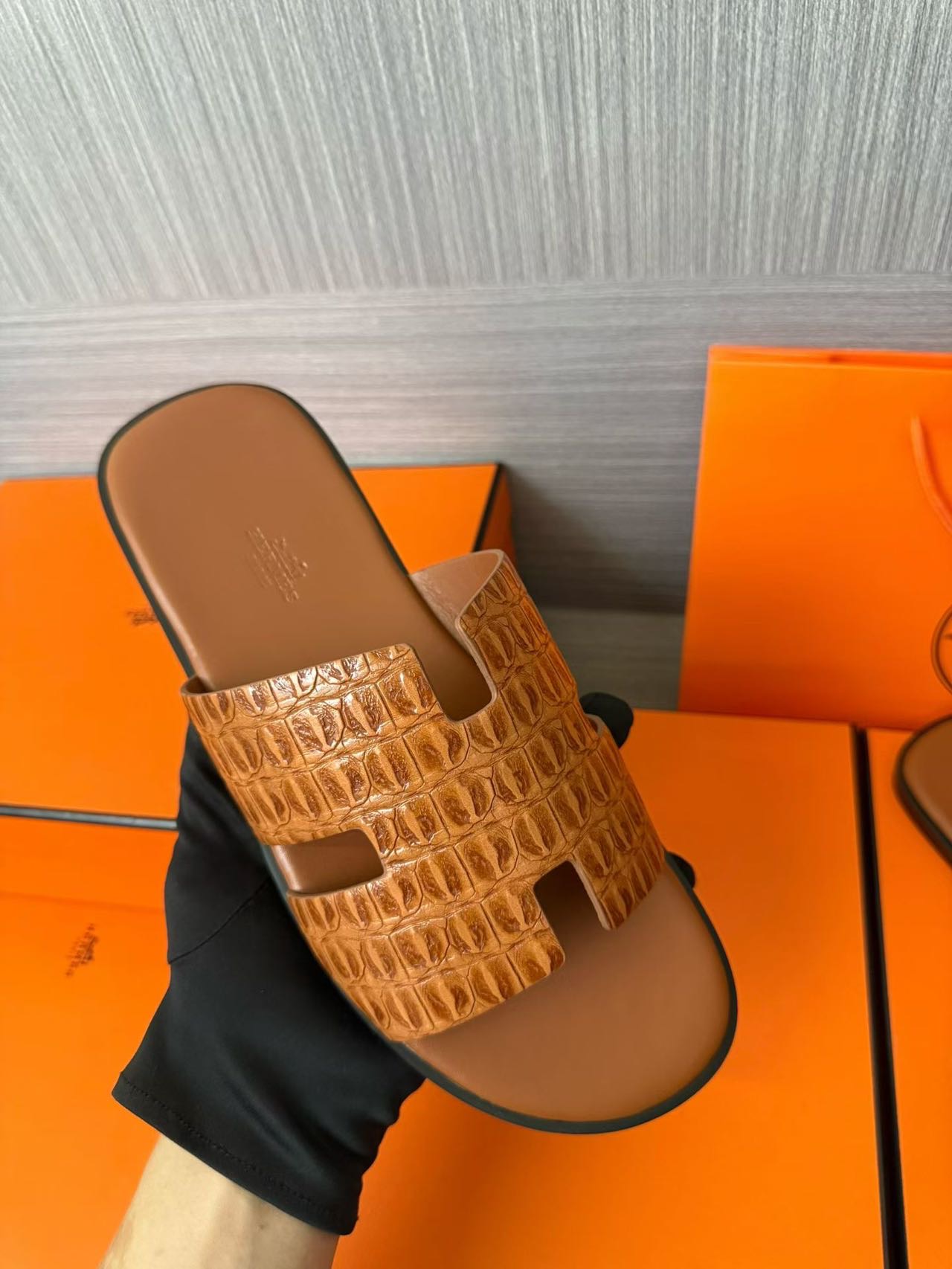 Hermès 一比一 男女款 H 型鱷紋皮革涼拖 焦糖棕經典| 8 Hermès 一比一 男女款 H 型鱷紋皮革涼拖 焦糖棕經典