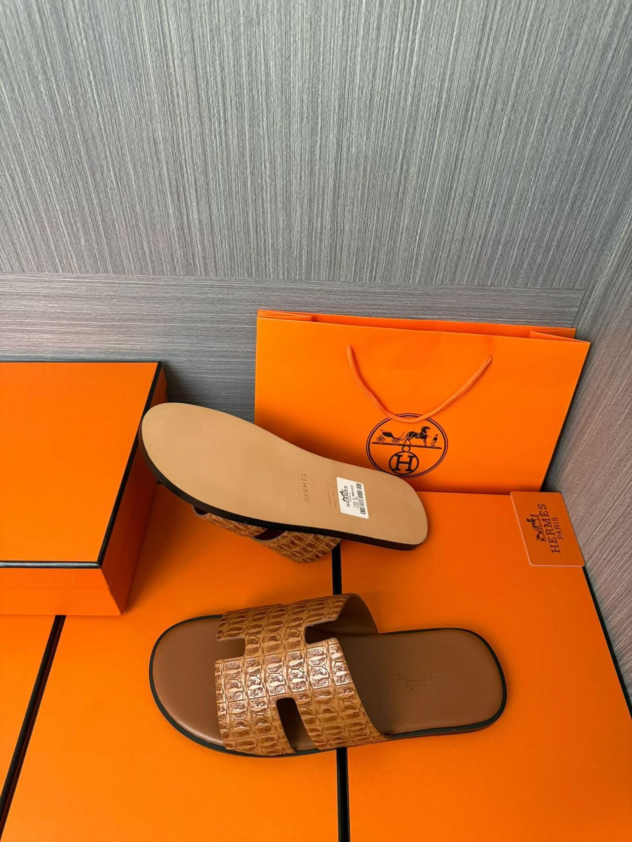 Hermès 一比一 男女款 H 型鱷紋皮革涼拖 焦糖棕經典| 7 Hermès 一比一 男女款 H 型鱷紋皮革涼拖 焦糖棕經典