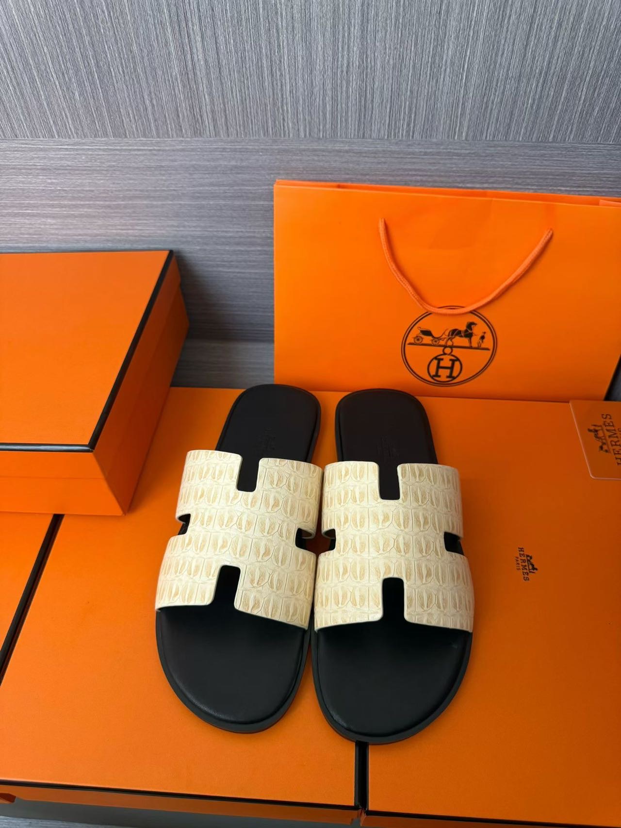 Hermès 原單 男女款 H 型鱷紋皮革涼拖 奶油白撞黑