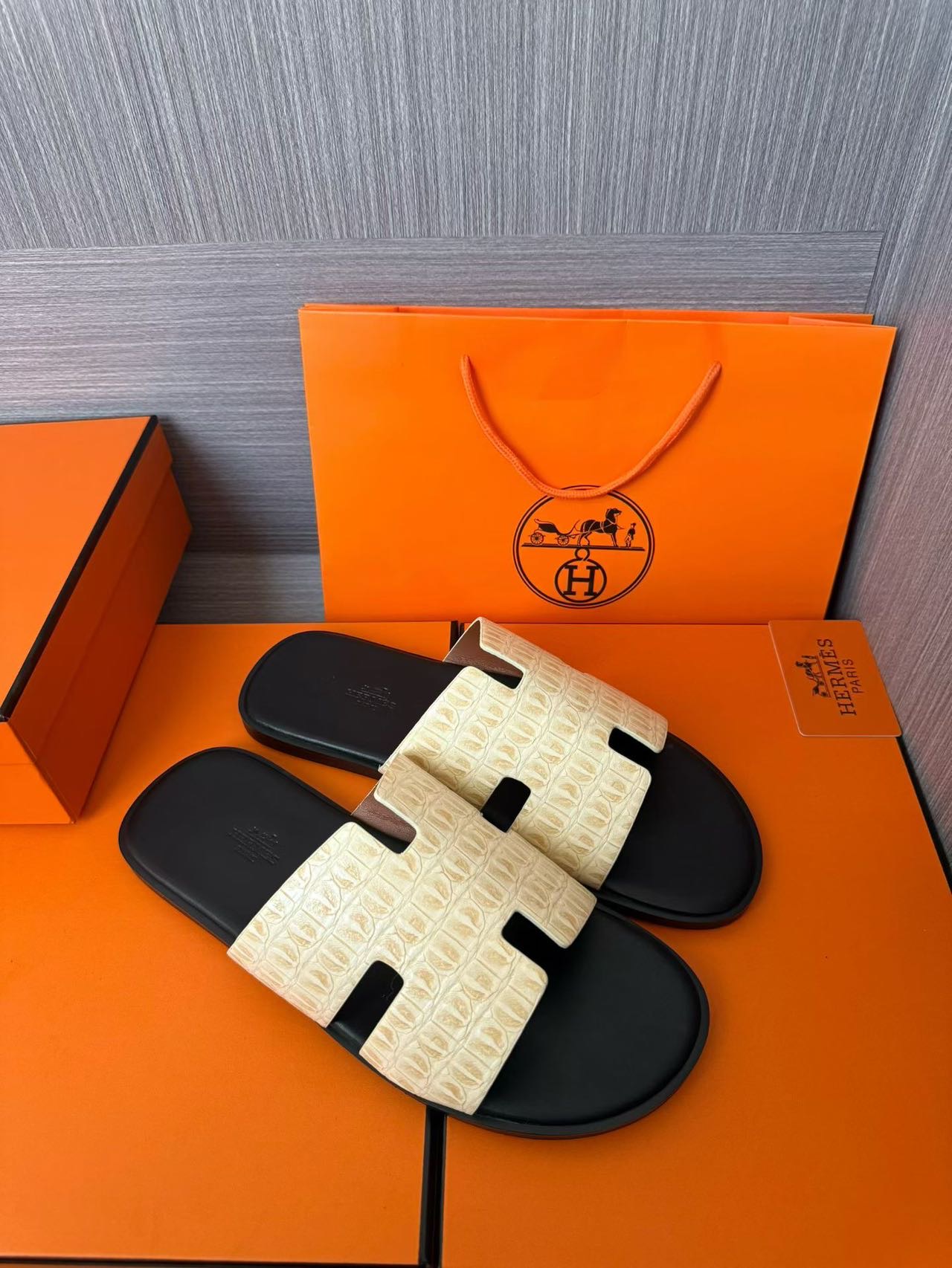 Hermès 原單 男女款 H 型鱷紋皮革涼拖 奶油白撞黑| 12 Hermès 原單 男女款 H 型鱷紋皮革涼拖 奶油白撞黑