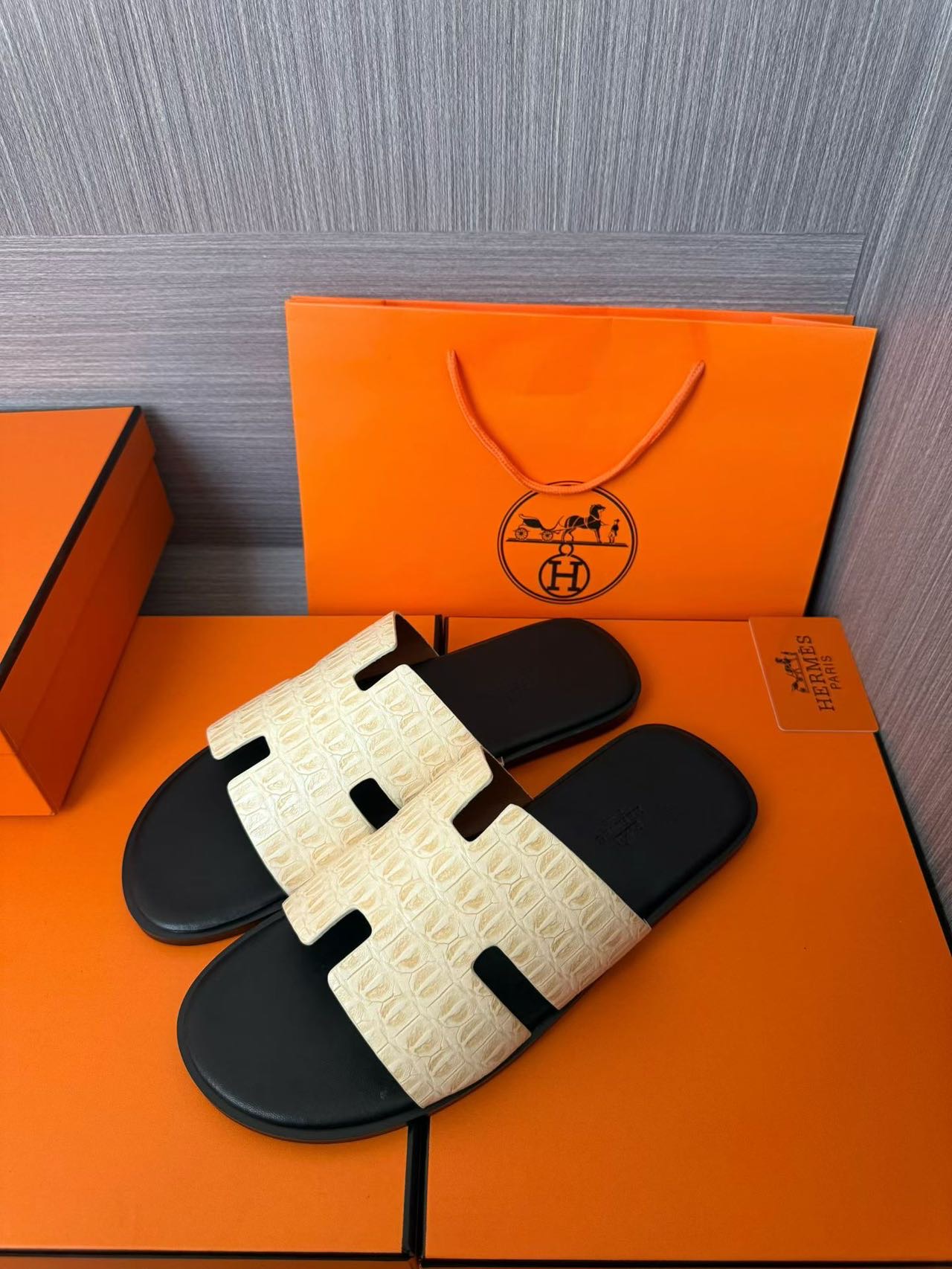 Hermès 原單 男女款 H 型鱷紋皮革涼拖 奶油白撞黑| 11 Hermès 原單 男女款 H 型鱷紋皮革涼拖 奶油白撞黑
