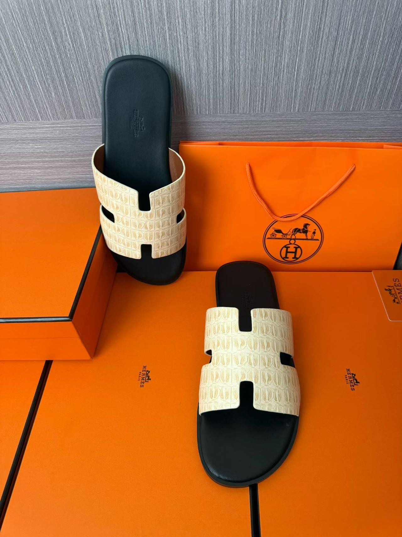 Hermès 原單 男女款 H 型鱷紋皮革涼拖 奶油白撞黑| 10 Hermès 原單 男女款 H 型鱷紋皮革涼拖 奶油白撞黑