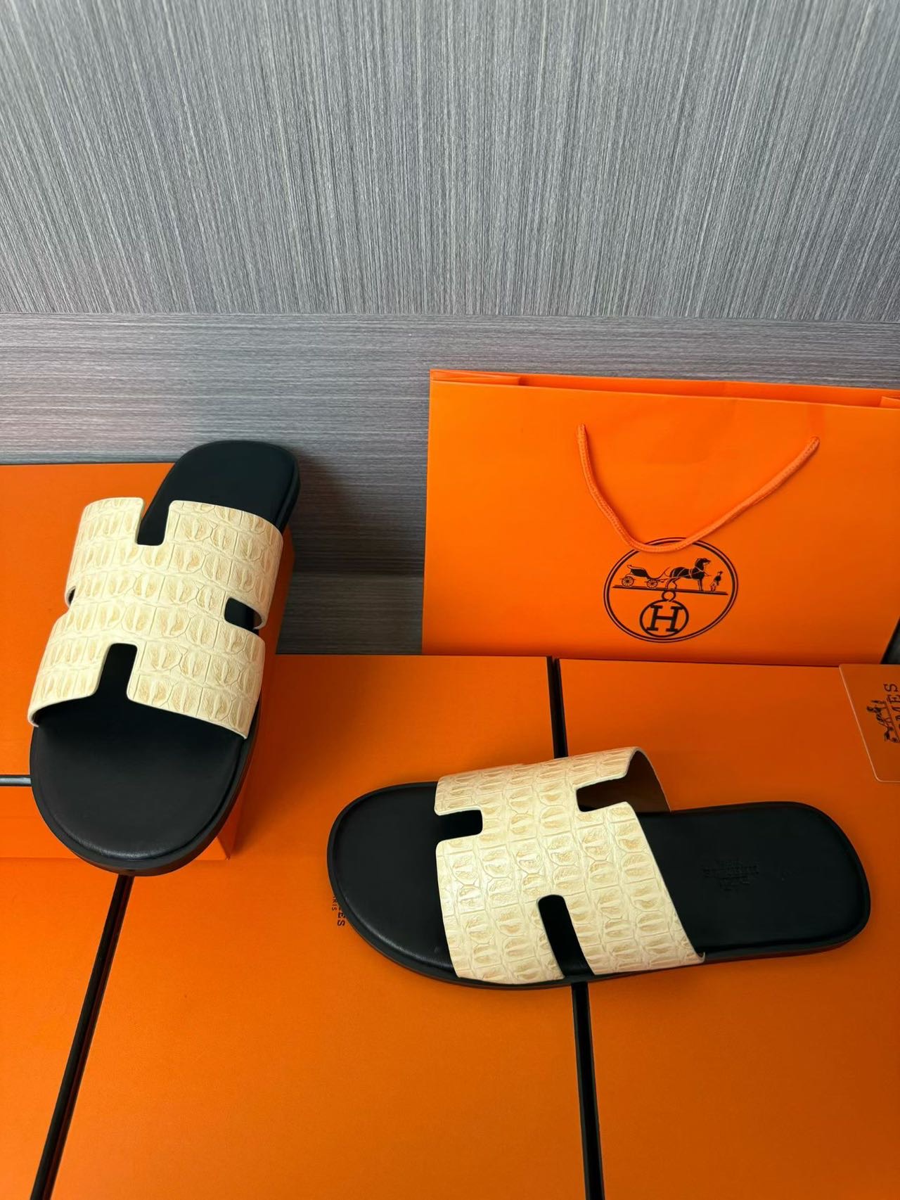 Hermès 原單 男女款 H 型鱷紋皮革涼拖 奶油白撞黑| 9 Hermès 原單 男女款 H 型鱷紋皮革涼拖 奶油白撞黑