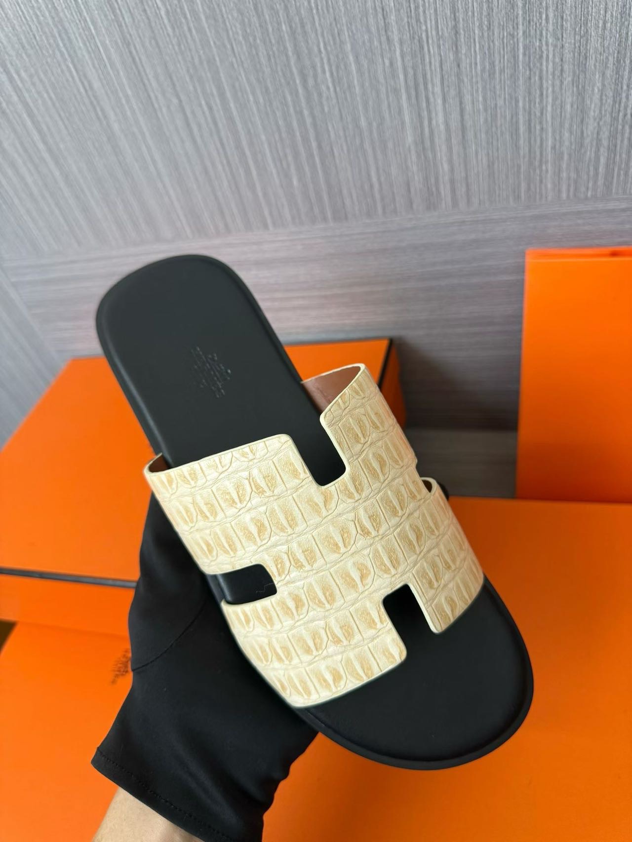 Hermès 原單 男女款 H 型鱷紋皮革涼拖 奶油白撞黑| 8 Hermès 原單 男女款 H 型鱷紋皮革涼拖 奶油白撞黑