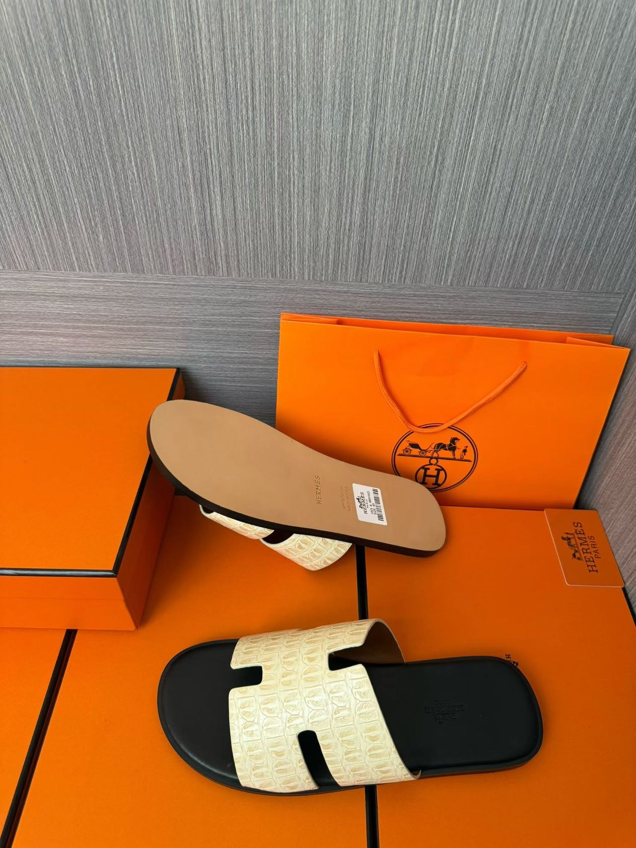 Hermès 原單 男女款 H 型鱷紋皮革涼拖 奶油白撞黑| 7 Hermès 原單 男女款 H 型鱷紋皮革涼拖 奶油白撞黑
