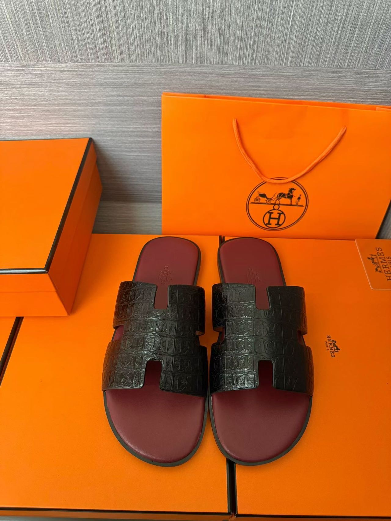 Hermès A貨 男女款 H 型鱷紋皮革涼拖 黑鱷壓紋酒紅底