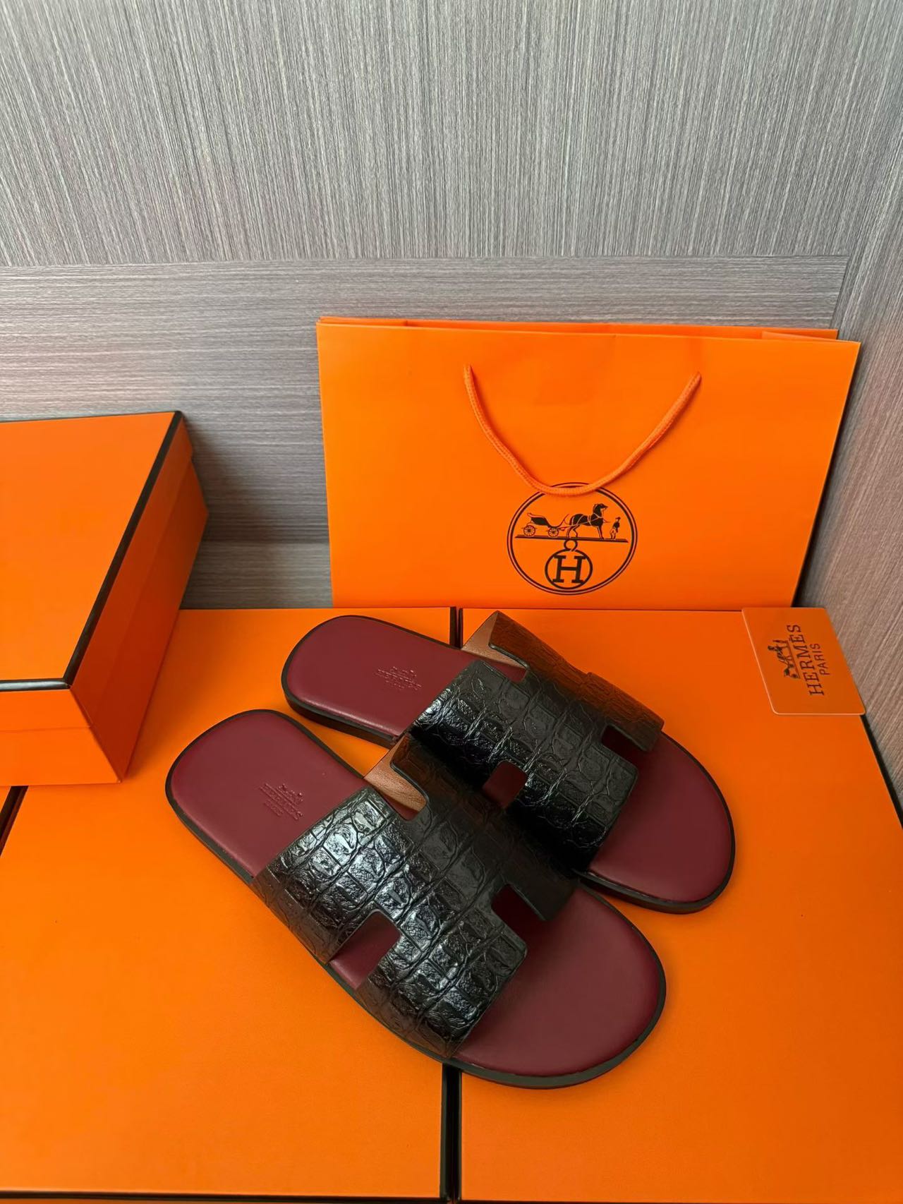 Hermès A貨 男女款 H 型鱷紋皮革涼拖 黑鱷壓紋酒紅底| 14 Hermès A貨 男女款 H 型鱷紋皮革涼拖 黑鱷壓紋酒紅底