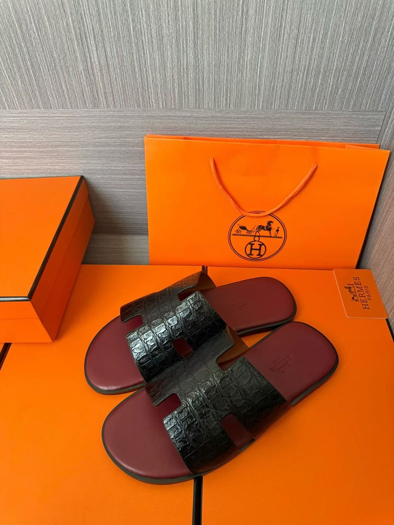 Hermès A貨 男女款 H 型鱷紋皮革涼拖 黑鱷壓紋酒紅底| 13 Hermès A貨 男女款 H 型鱷紋皮革涼拖 黑鱷壓紋酒紅底