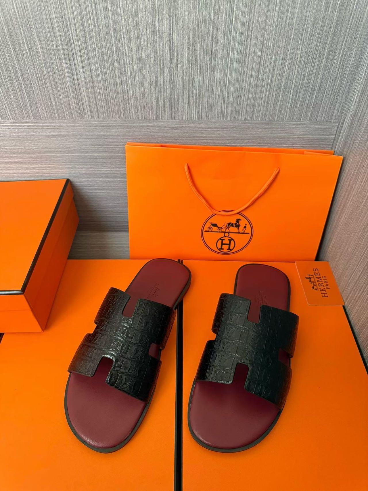 Hermès A貨 男女款 H 型鱷紋皮革涼拖 黑鱷壓紋酒紅底| 12 Hermès A貨 男女款 H 型鱷紋皮革涼拖 黑鱷壓紋酒紅底