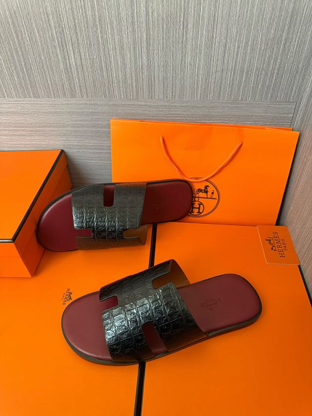 Hermès A貨 男女款 H 型鱷紋皮革涼拖 黑鱷壓紋酒紅底| 11 Hermès A貨 男女款 H 型鱷紋皮革涼拖 黑鱷壓紋酒紅底