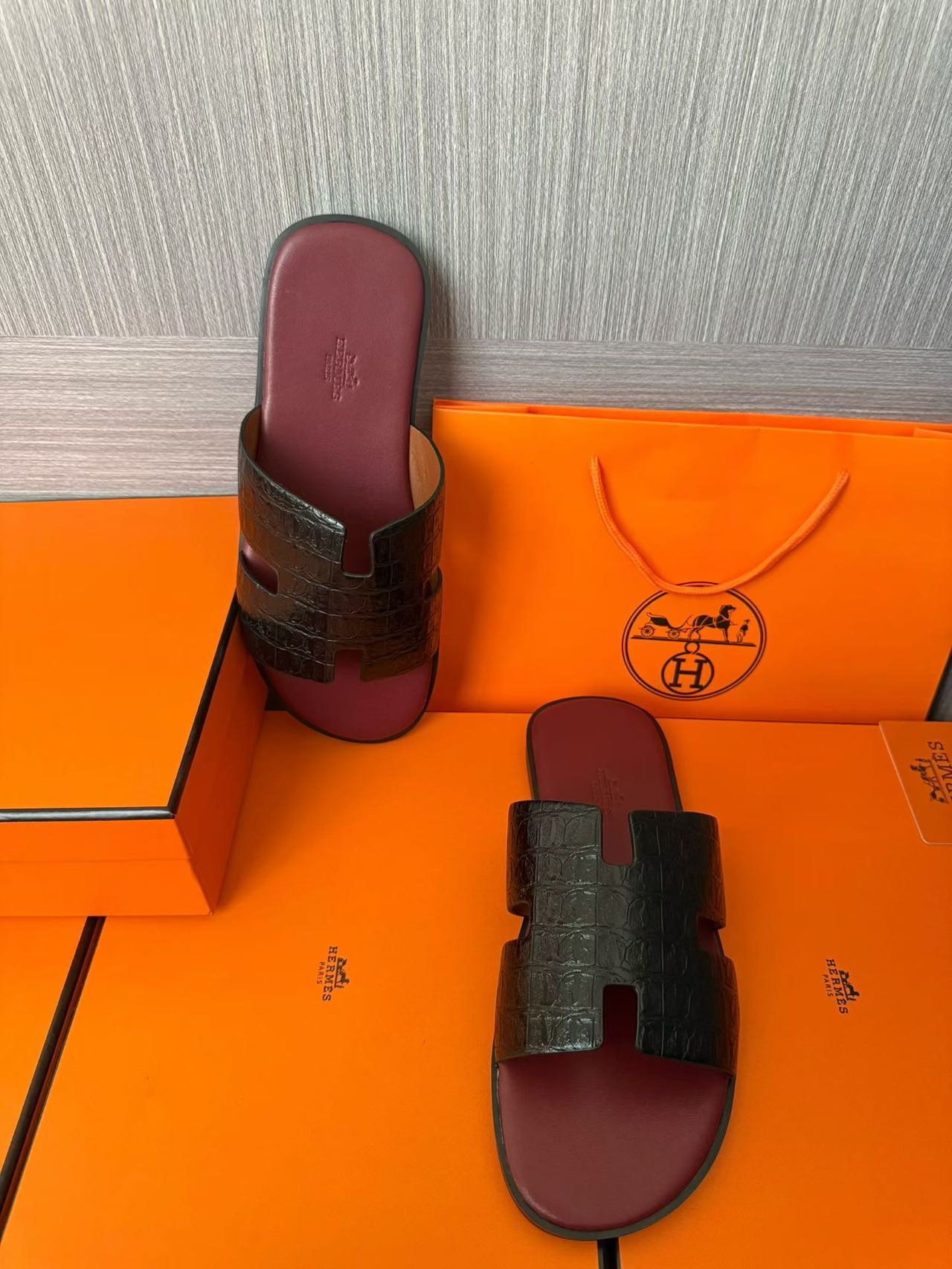Hermès A貨 男女款 H 型鱷紋皮革涼拖 黑鱷壓紋酒紅底| 10 Hermès A貨 男女款 H 型鱷紋皮革涼拖 黑鱷壓紋酒紅底