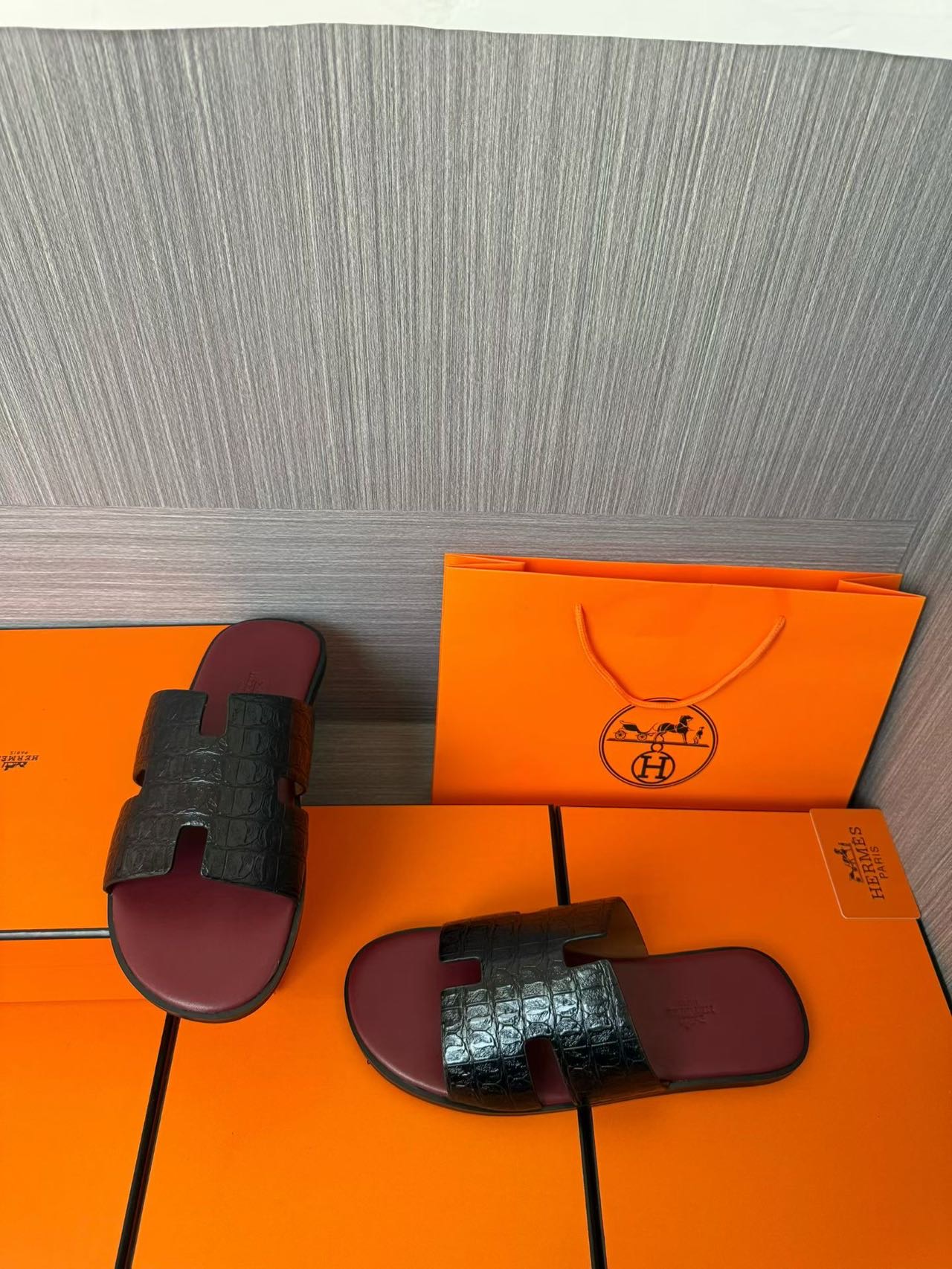 Hermès A貨 男女款 H 型鱷紋皮革涼拖 黑鱷壓紋酒紅底| 9 Hermès A貨 男女款 H 型鱷紋皮革涼拖 黑鱷壓紋酒紅底