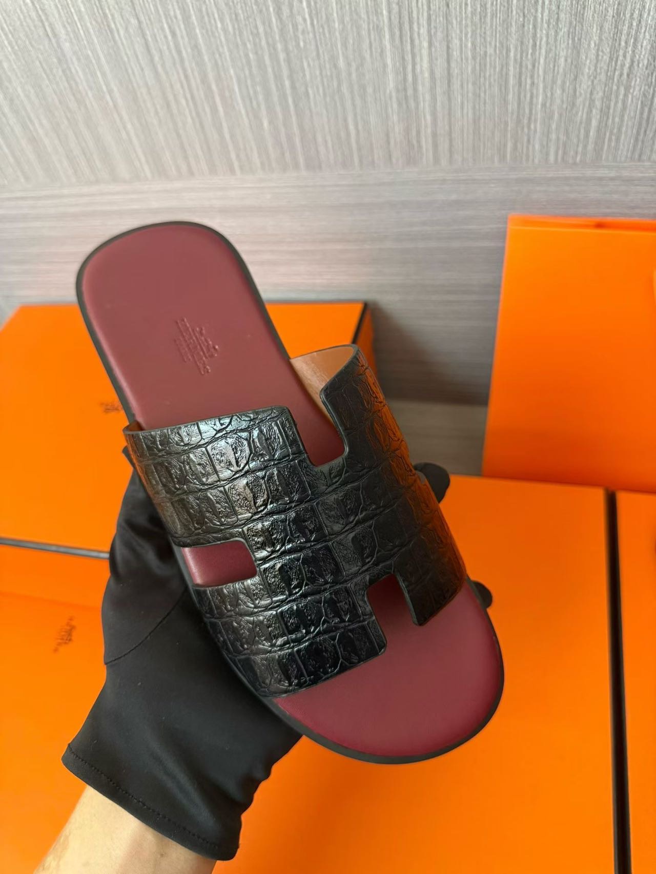 Hermès A貨 男女款 H 型鱷紋皮革涼拖 黑鱷壓紋酒紅底| 8 Hermès A貨 男女款 H 型鱷紋皮革涼拖 黑鱷壓紋酒紅底