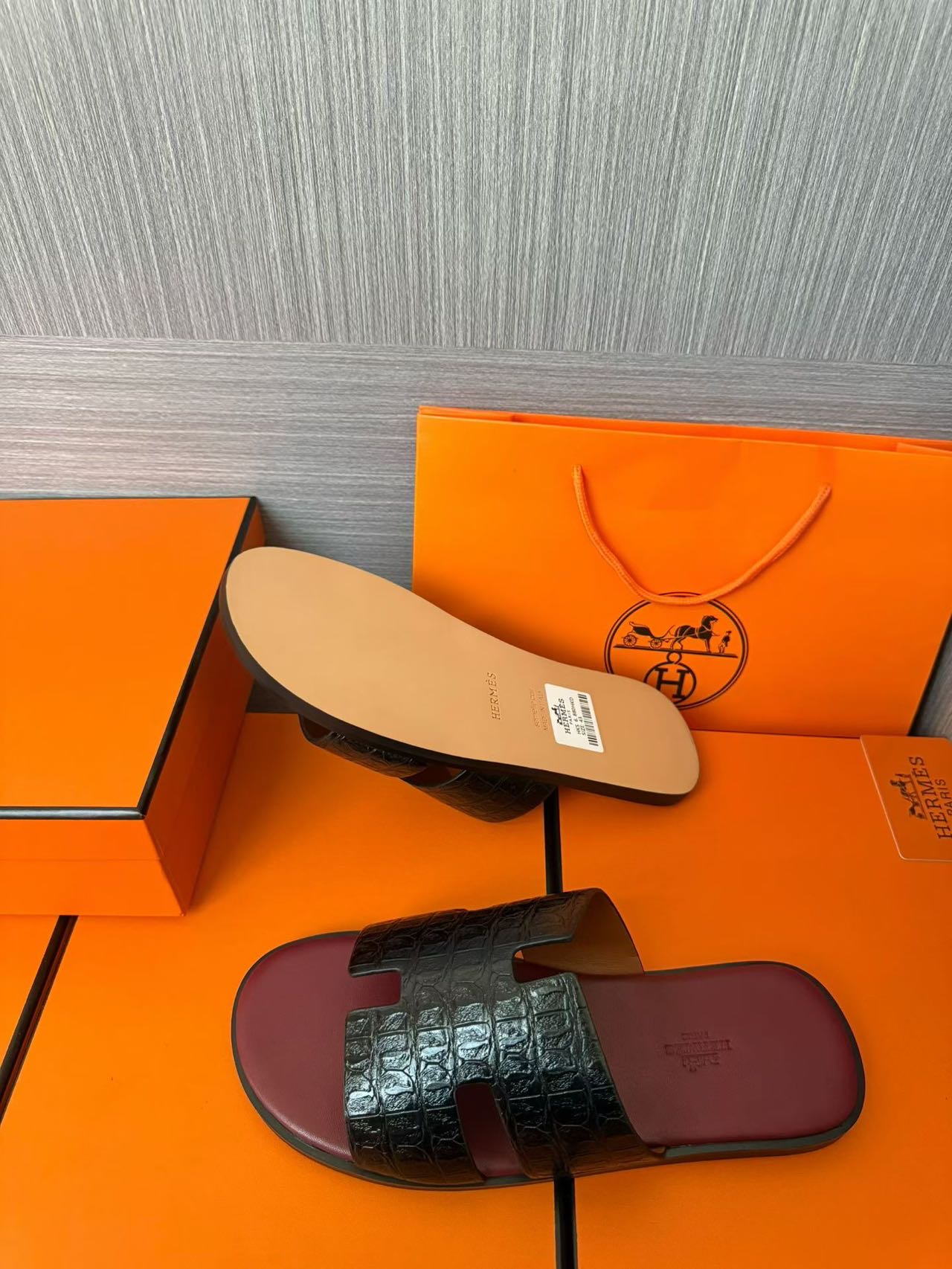 Hermès A貨 男女款 H 型鱷紋皮革涼拖 黑鱷壓紋酒紅底| 7 Hermès A貨 男女款 H 型鱷紋皮革涼拖 黑鱷壓紋酒紅底