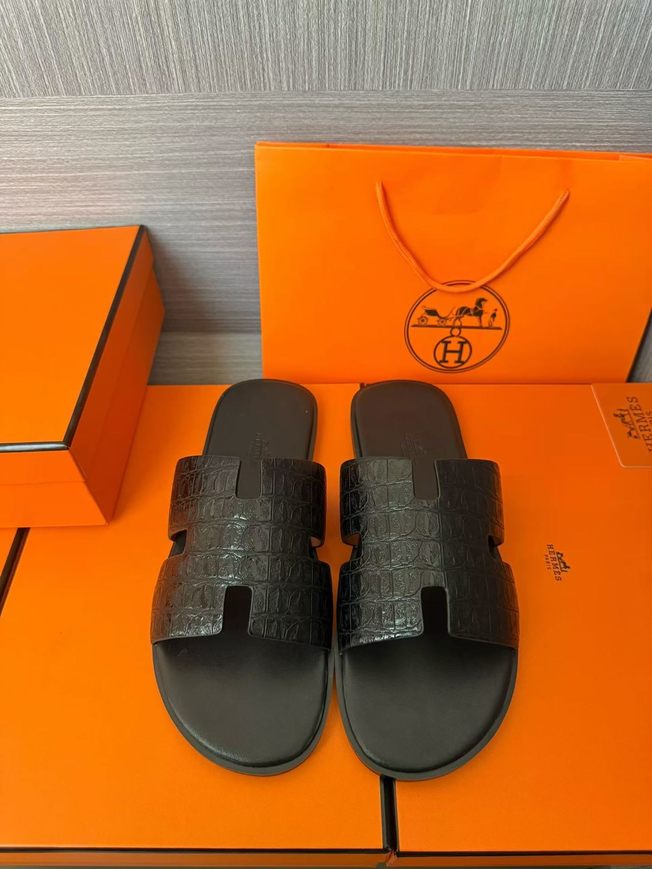 Hermès 高仿 男女款 H 型鱷紋皮革涼拖 全黑質感
