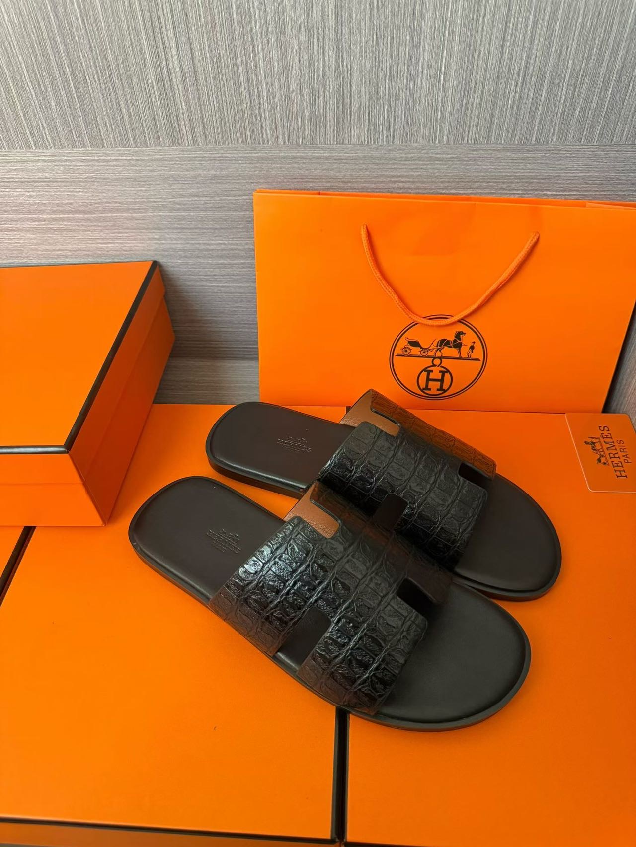 Hermès 高仿 男女款 H 型鱷紋皮革涼拖 全黑質感| 14 Hermès 高仿 男女款 H 型鱷紋皮革涼拖 全黑質感
