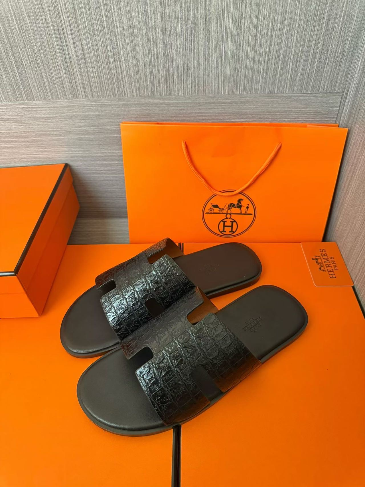 Hermès 高仿 男女款 H 型鱷紋皮革涼拖 全黑質感| 13 Hermès 高仿 男女款 H 型鱷紋皮革涼拖 全黑質感