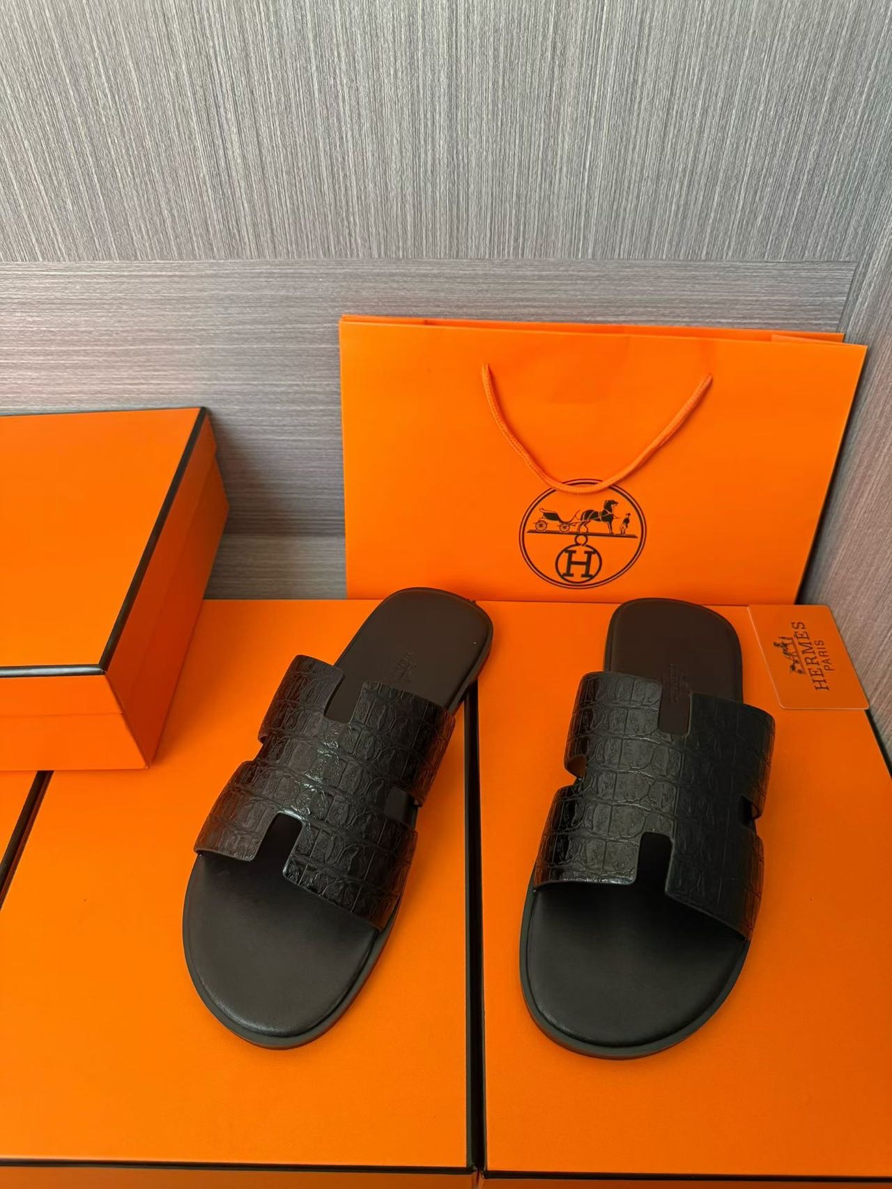 Hermès 高仿 男女款 H 型鱷紋皮革涼拖 全黑質感| 12 Hermès 高仿 男女款 H 型鱷紋皮革涼拖 全黑質感
