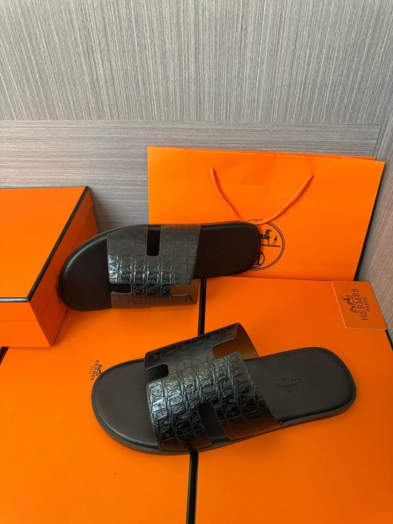Hermès 高仿 男女款 H 型鱷紋皮革涼拖 全黑質感| 11 Hermès 高仿 男女款 H 型鱷紋皮革涼拖 全黑質感