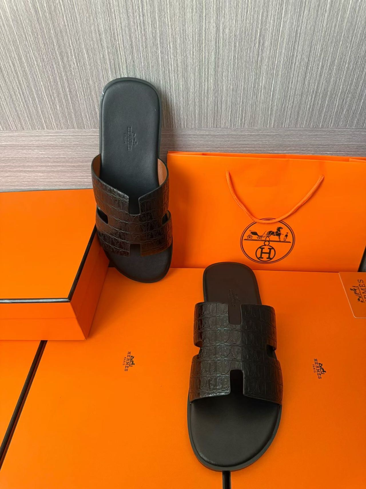 Hermès 高仿 男女款 H 型鱷紋皮革涼拖 全黑質感| 10 Hermès 高仿 男女款 H 型鱷紋皮革涼拖 全黑質感