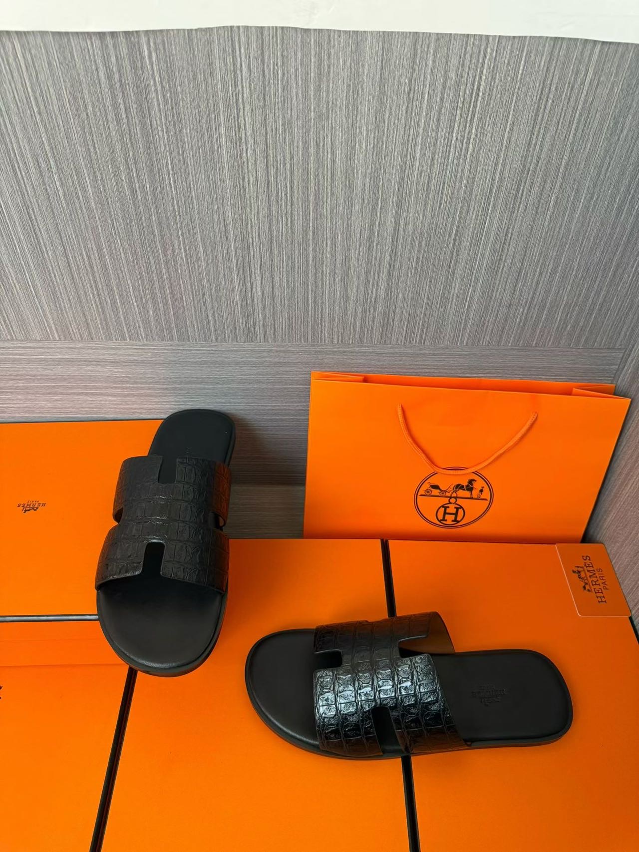 Hermès 高仿 男女款 H 型鱷紋皮革涼拖 全黑質感| 9 Hermès 高仿 男女款 H 型鱷紋皮革涼拖 全黑質感