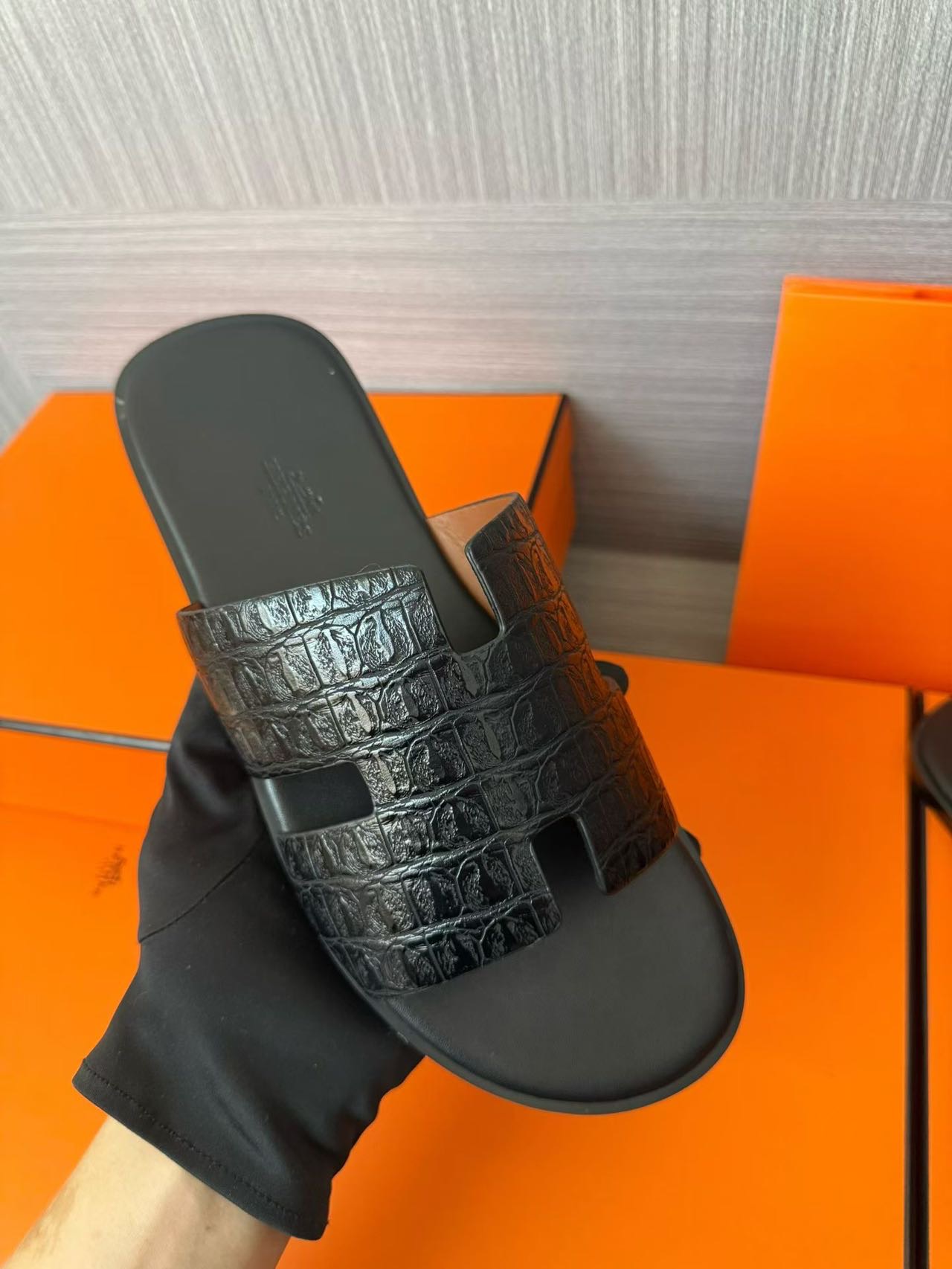 Hermès 高仿 男女款 H 型鱷紋皮革涼拖 全黑質感| 8 Hermès 高仿 男女款 H 型鱷紋皮革涼拖 全黑質感