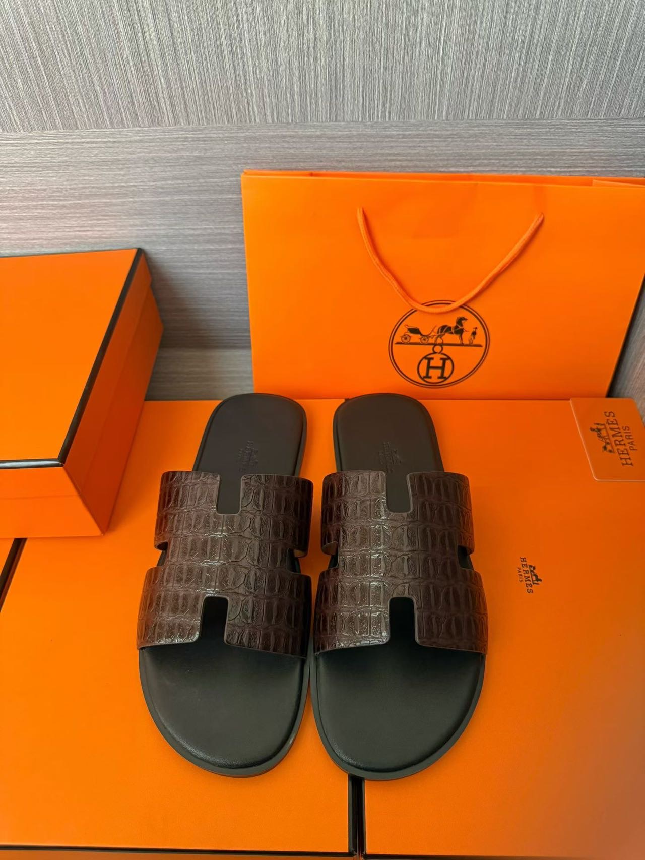 Hermès 高仿 男女款 H 型鱷紋皮革涼拖 深咖經典