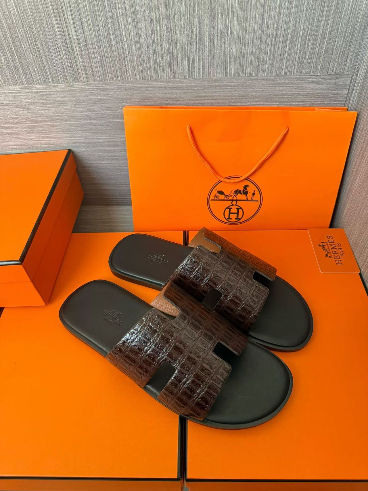 Hermès 高仿 男女款 H 型鱷紋皮革涼拖 深咖經典| 14 Hermès 高仿 男女款 H 型鱷紋皮革涼拖 深咖經典