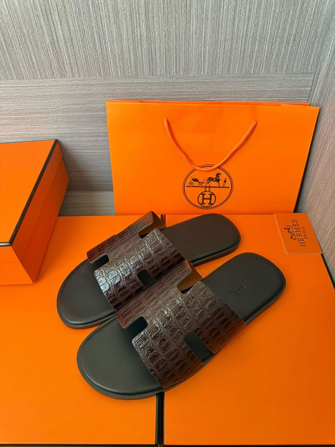 Hermès 高仿 男女款 H 型鱷紋皮革涼拖 深咖經典| 13 Hermès 高仿 男女款 H 型鱷紋皮革涼拖 深咖經典