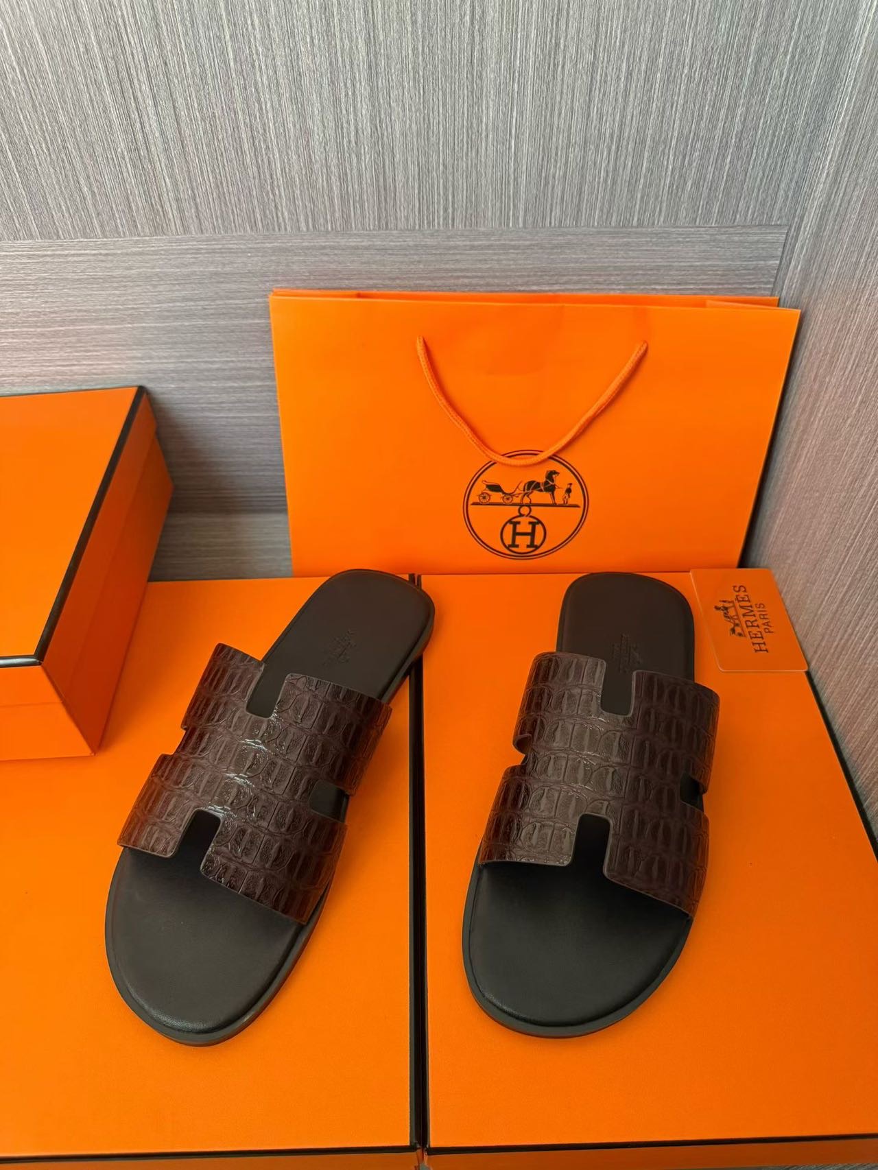 Hermès 高仿 男女款 H 型鱷紋皮革涼拖 深咖經典| 12 Hermès 高仿 男女款 H 型鱷紋皮革涼拖 深咖經典