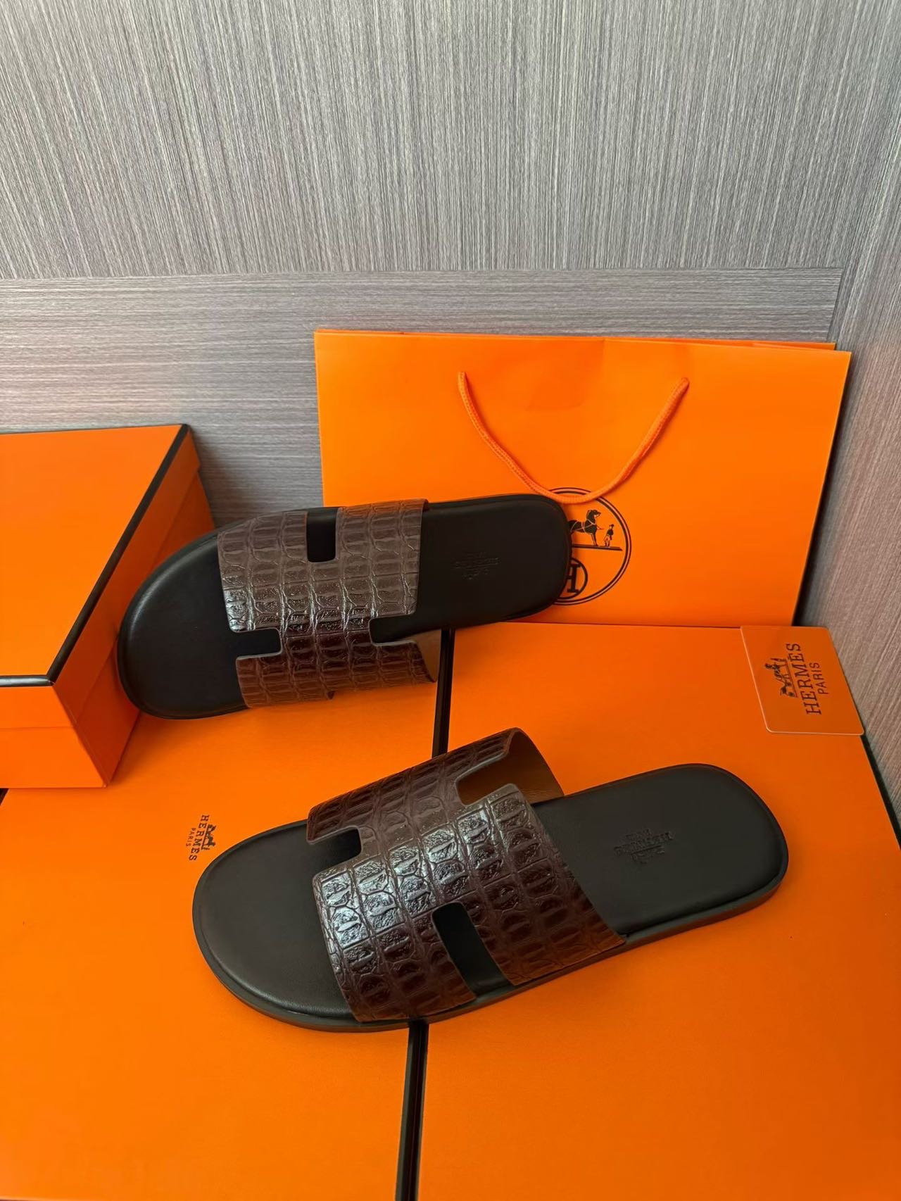 Hermès 高仿 男女款 H 型鱷紋皮革涼拖 深咖經典| 11 Hermès 高仿 男女款 H 型鱷紋皮革涼拖 深咖經典