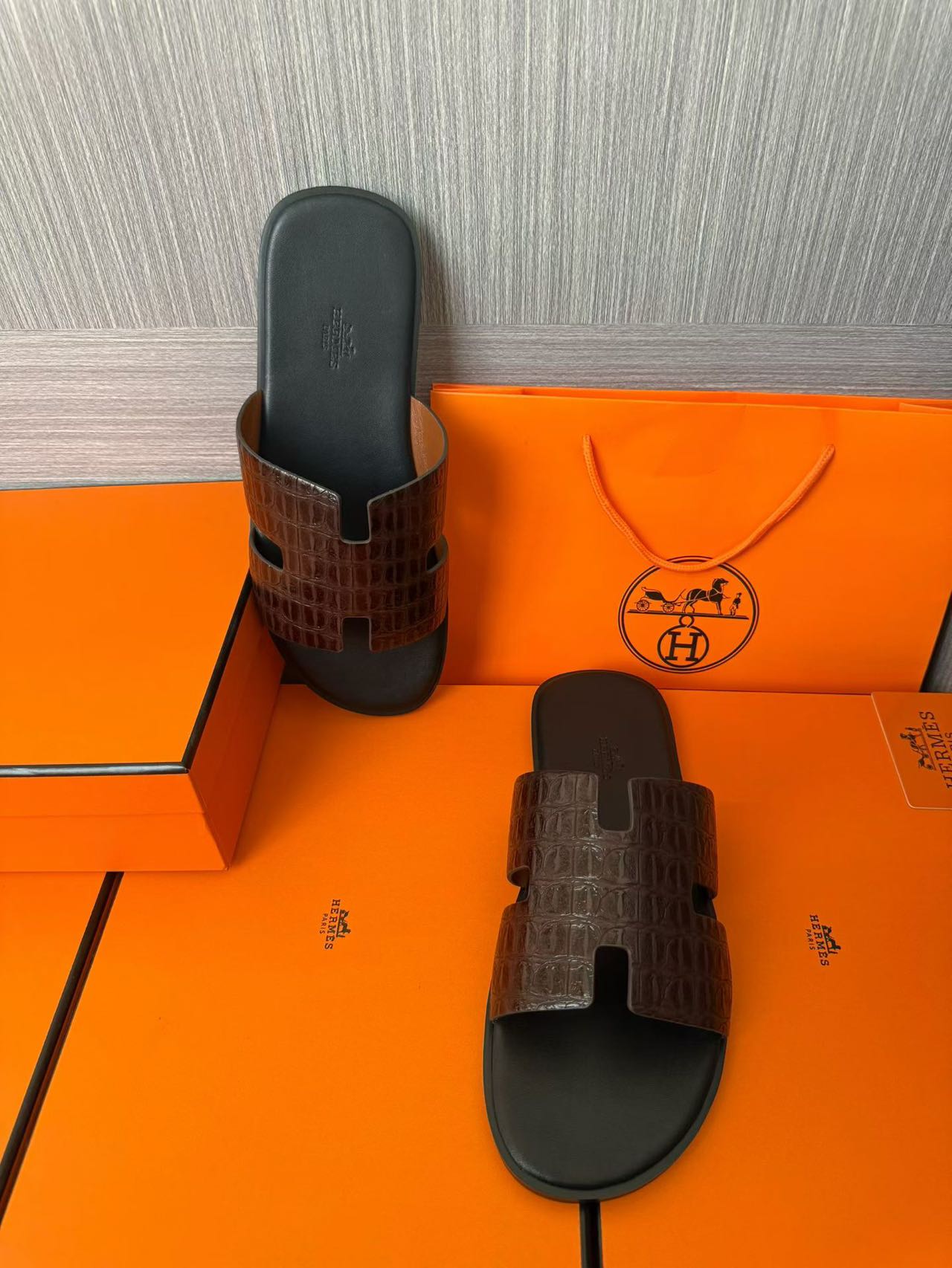 Hermès 高仿 男女款 H 型鱷紋皮革涼拖 深咖經典| 10 Hermès 高仿 男女款 H 型鱷紋皮革涼拖 深咖經典