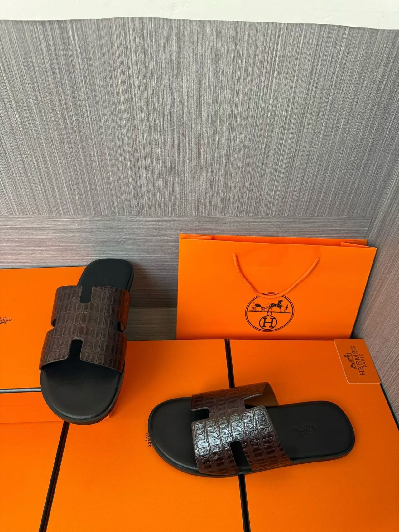 Hermès 高仿 男女款 H 型鱷紋皮革涼拖 深咖經典| 9 Hermès 高仿 男女款 H 型鱷紋皮革涼拖 深咖經典