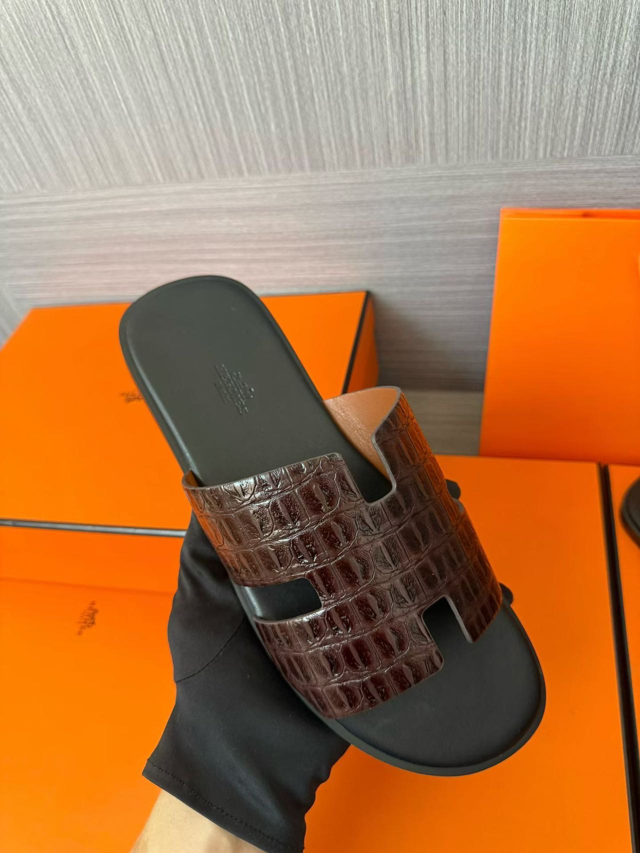 Hermès 高仿 男女款 H 型鱷紋皮革涼拖 深咖經典| 8 Hermès 高仿 男女款 H 型鱷紋皮革涼拖 深咖經典