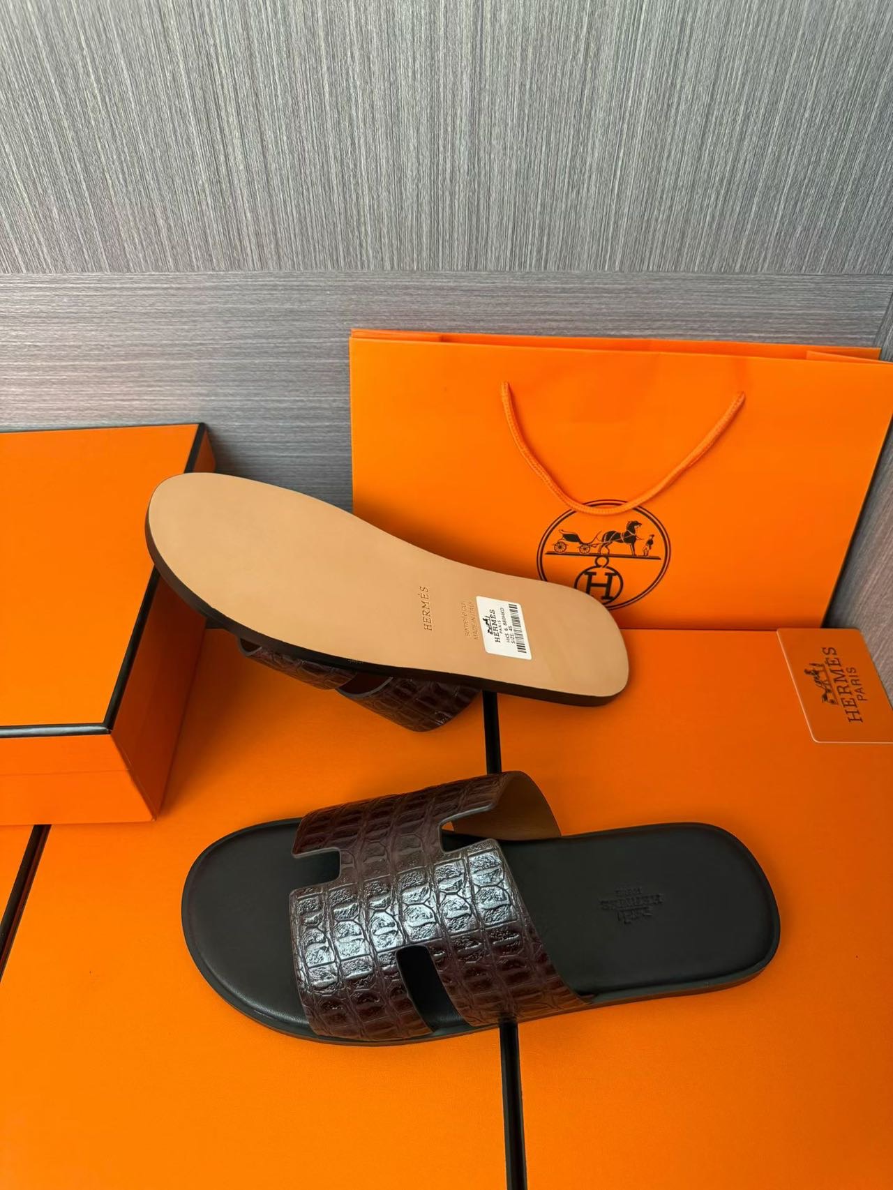 Hermès 高仿 男女款 H 型鱷紋皮革涼拖 深咖經典| 7 Hermès 高仿 男女款 H 型鱷紋皮革涼拖 深咖經典