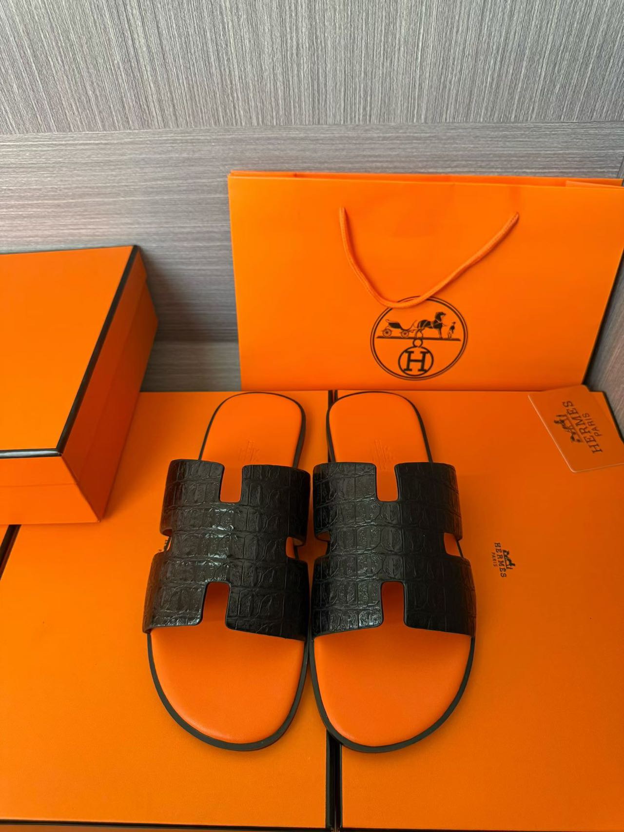 Hermès 一比一 男女款 H 型鱷紋皮革涼拖 黑鱷橘底