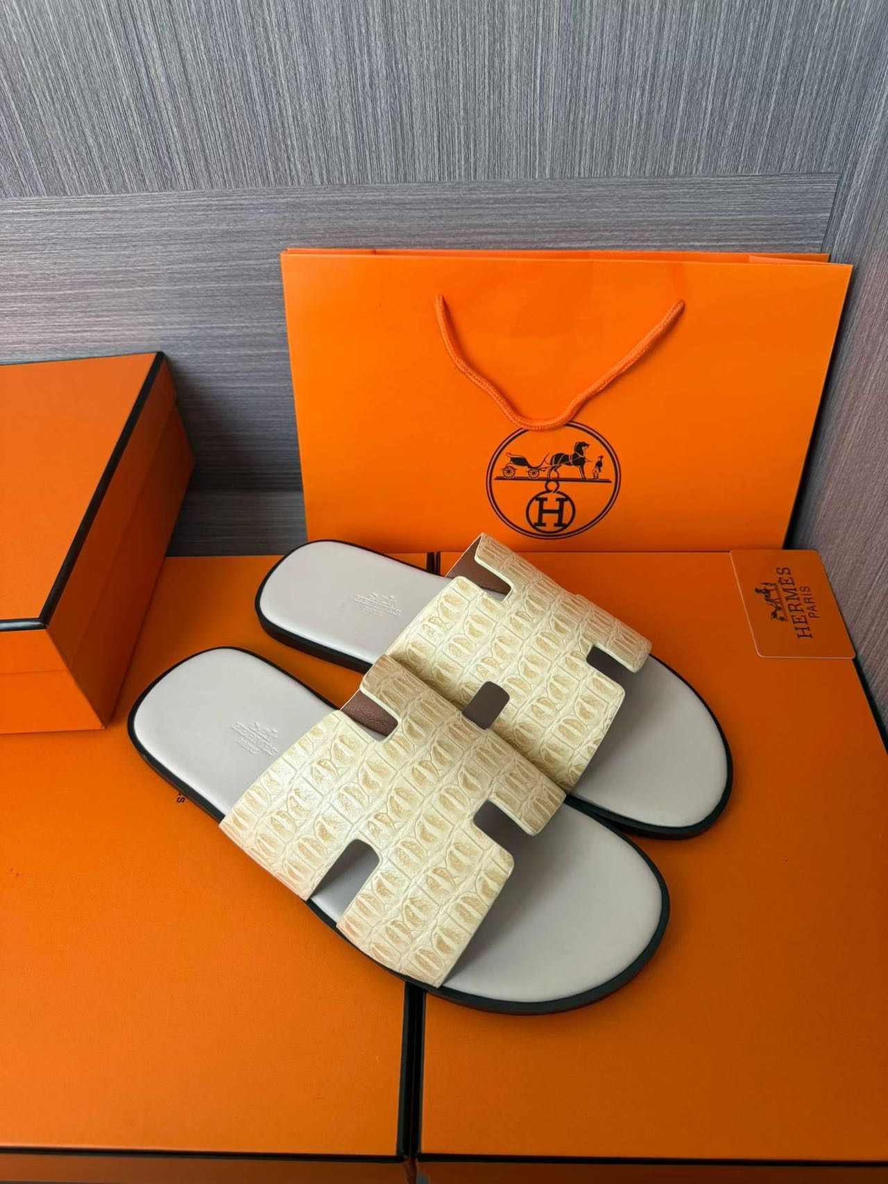 Hermès 原單 男女款 H 型鱷紋皮革涼拖 象牙白灰底| 14 Hermès 原單 男女款 H 型鱷紋皮革涼拖 象牙白灰底