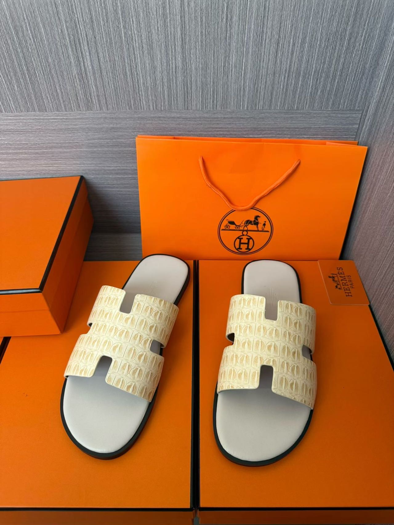 Hermès 原單 男女款 H 型鱷紋皮革涼拖 象牙白灰底| 12 Hermès 原單 男女款 H 型鱷紋皮革涼拖 象牙白灰底