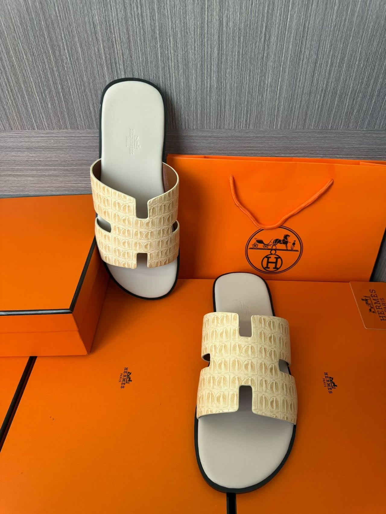 Hermès 原單 男女款 H 型鱷紋皮革涼拖 象牙白灰底| 10 Hermès 原單 男女款 H 型鱷紋皮革涼拖 象牙白灰底