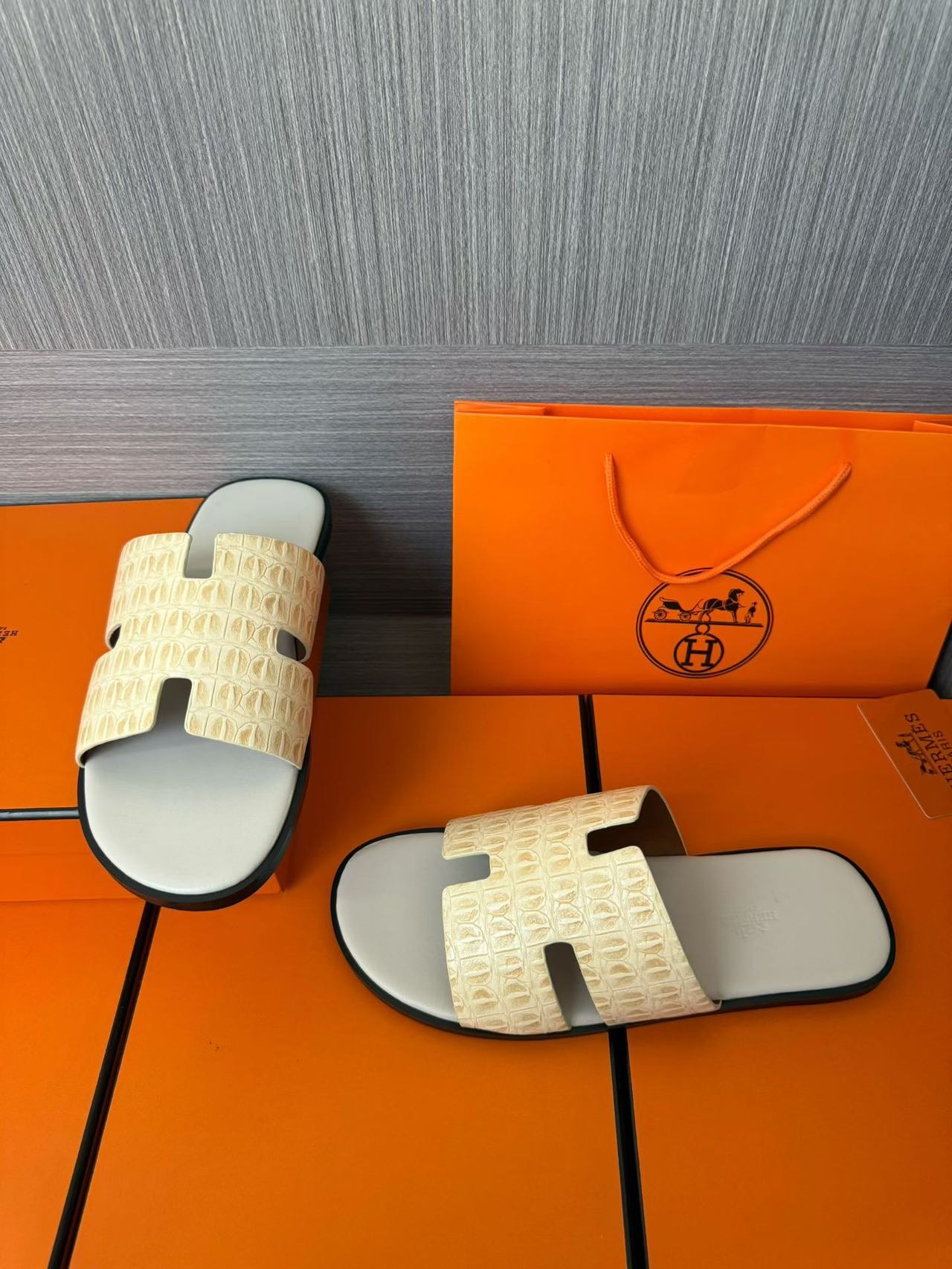 Hermès 原單 男女款 H 型鱷紋皮革涼拖 象牙白灰底| 9 Hermès 原單 男女款 H 型鱷紋皮革涼拖 象牙白灰底