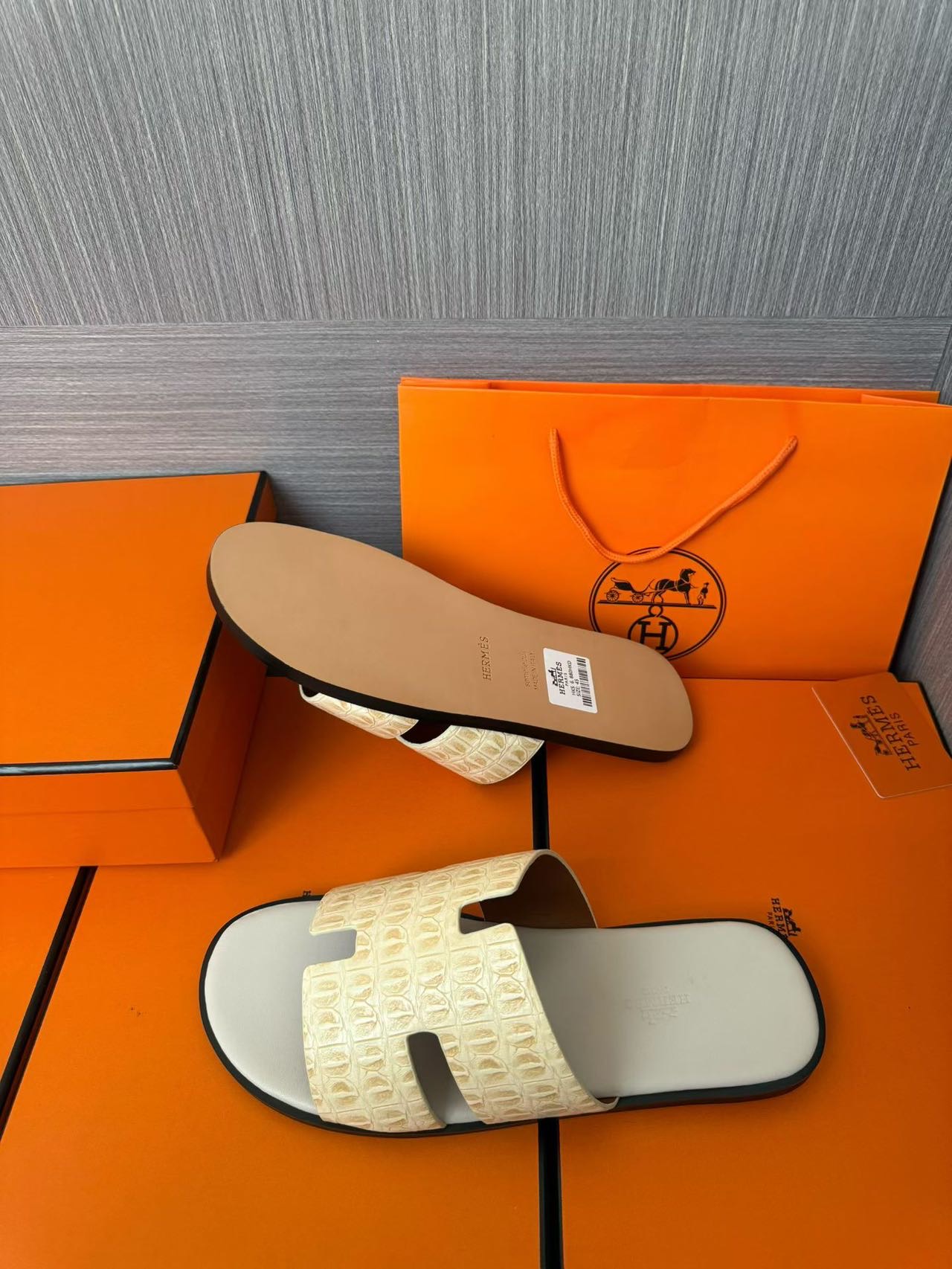 Hermès 原單 男女款 H 型鱷紋皮革涼拖 象牙白灰底| 7 Hermès 原單 男女款 H 型鱷紋皮革涼拖 象牙白灰底