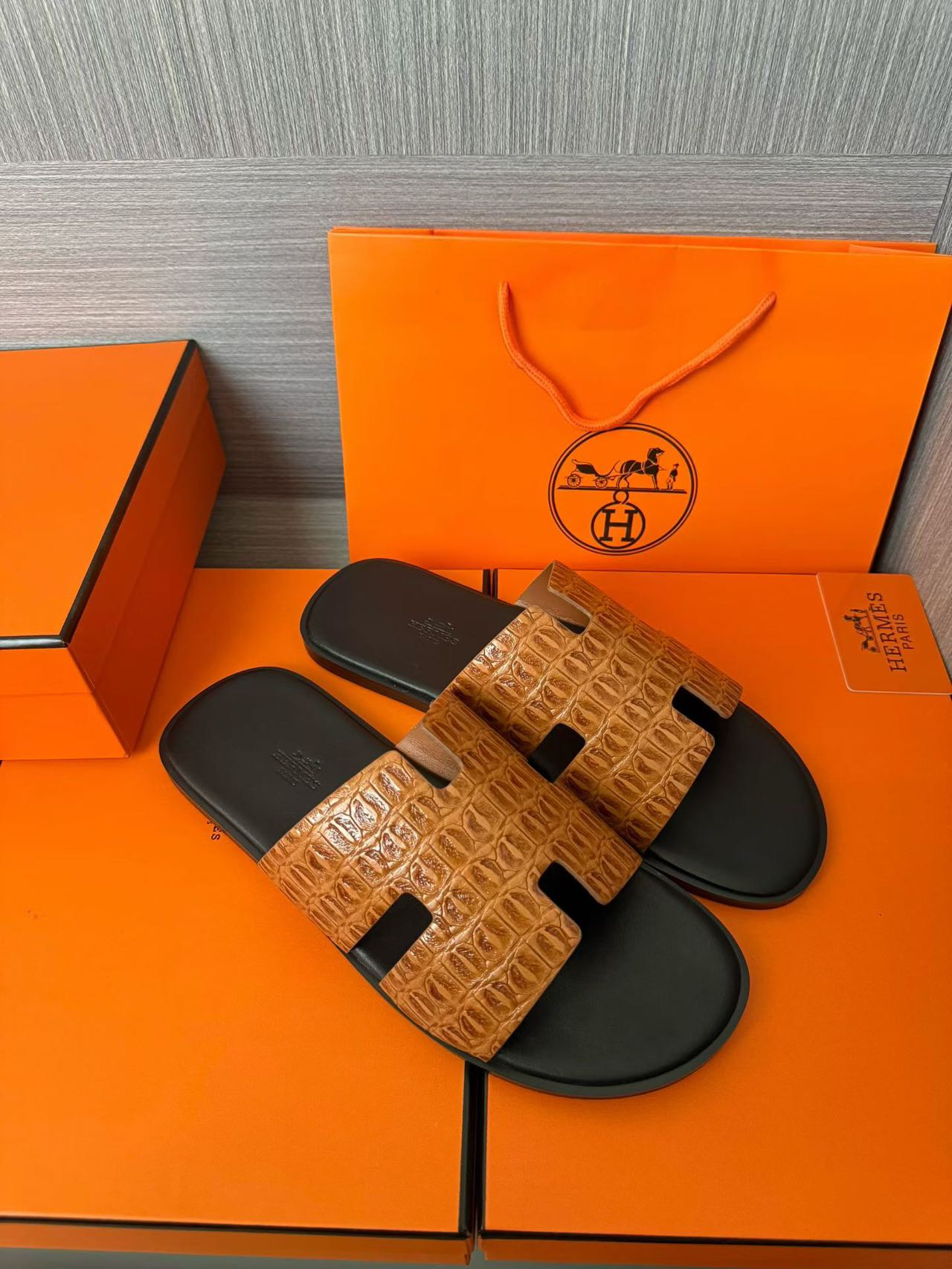 Hermès A貨 男女款 H 型鱷紋皮革涼拖 焦糖鱷撞黑| 14 Hermès A貨 男女款 H 型鱷紋皮革涼拖 焦糖鱷撞黑