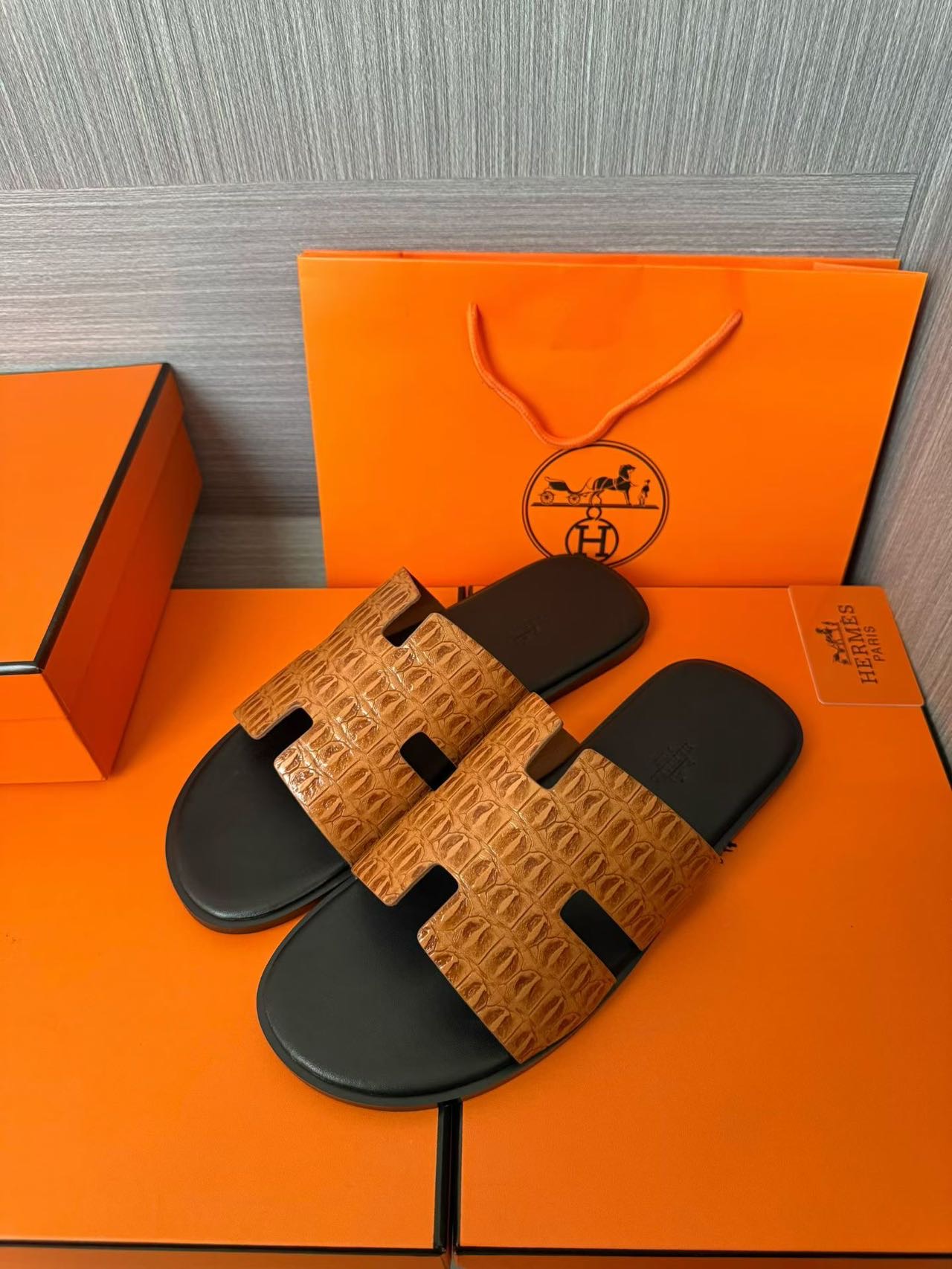 Hermès A貨 男女款 H 型鱷紋皮革涼拖 焦糖鱷撞黑| 13 Hermès A貨 男女款 H 型鱷紋皮革涼拖 焦糖鱷撞黑