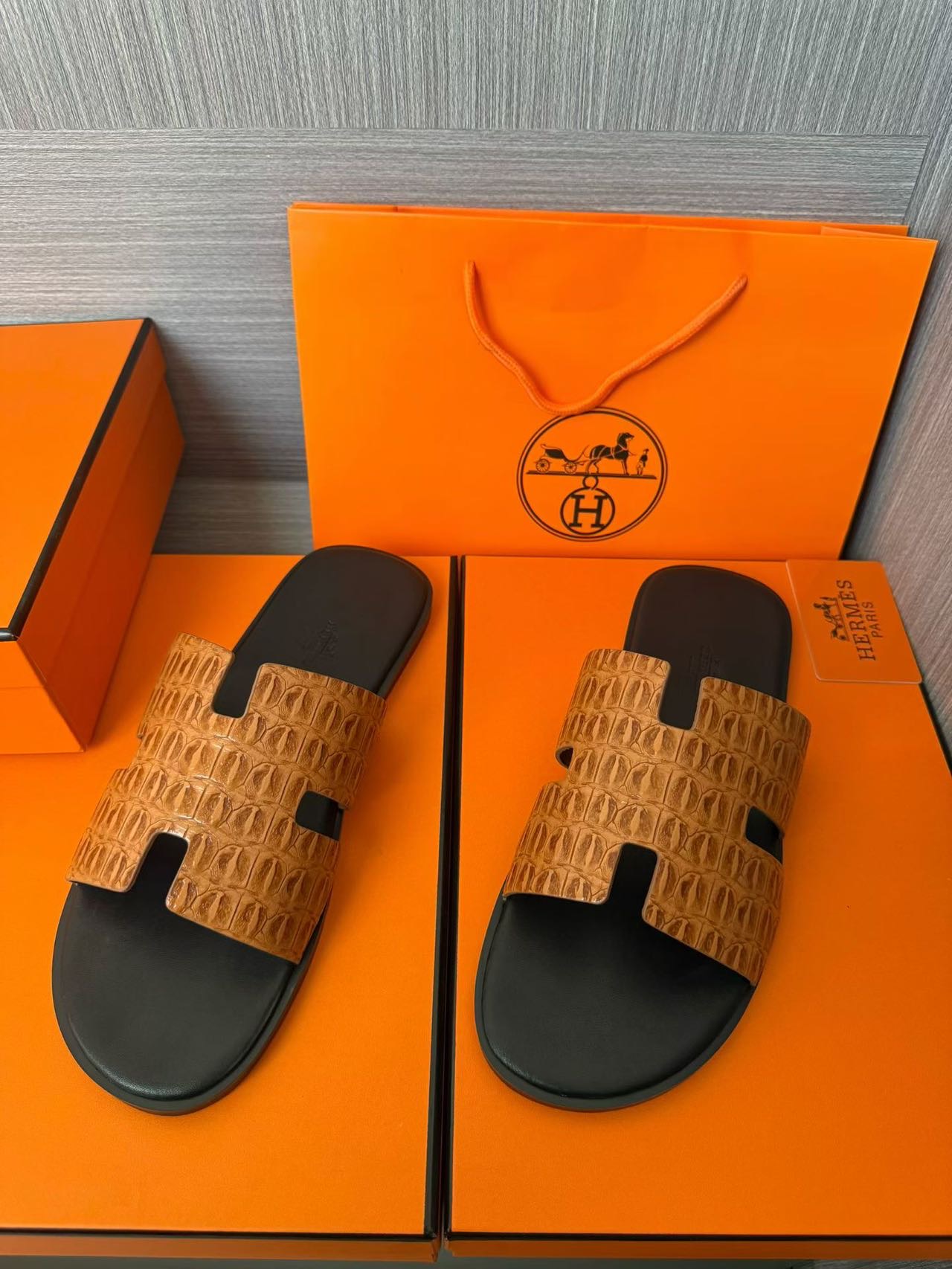 Hermès A貨 男女款 H 型鱷紋皮革涼拖 焦糖鱷撞黑| 12 Hermès A貨 男女款 H 型鱷紋皮革涼拖 焦糖鱷撞黑