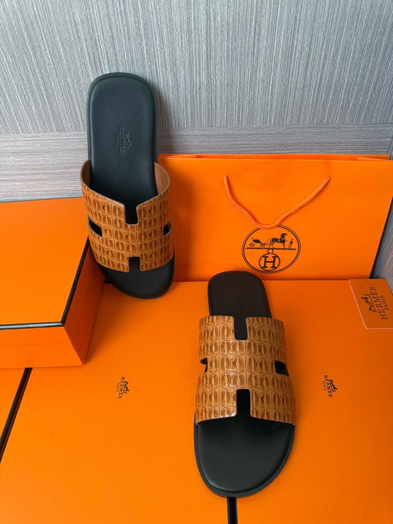 Hermès A貨 男女款 H 型鱷紋皮革涼拖 焦糖鱷撞黑| 10 Hermès A貨 男女款 H 型鱷紋皮革涼拖 焦糖鱷撞黑