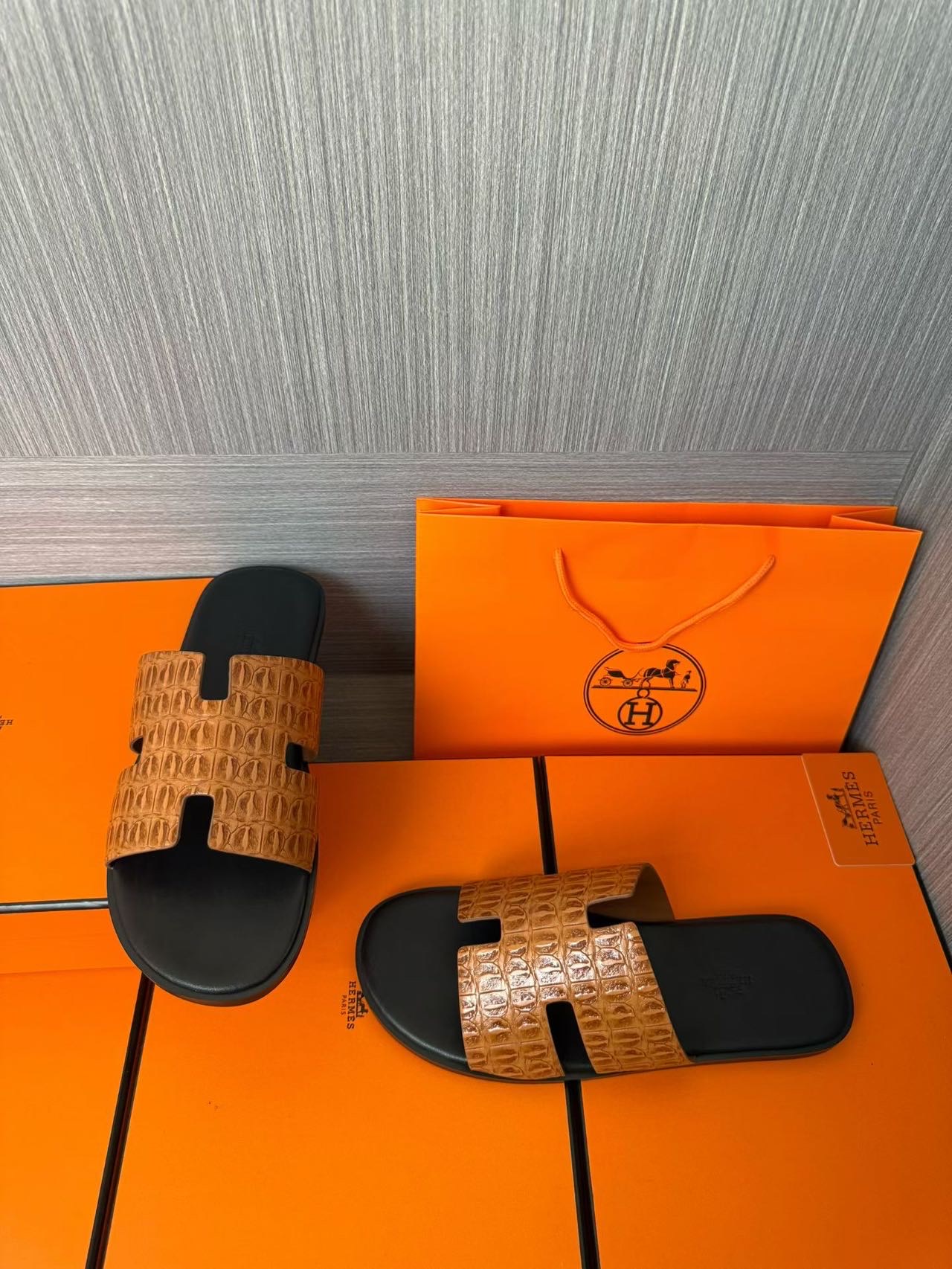 Hermès A貨 男女款 H 型鱷紋皮革涼拖 焦糖鱷撞黑| 9 Hermès A貨 男女款 H 型鱷紋皮革涼拖 焦糖鱷撞黑