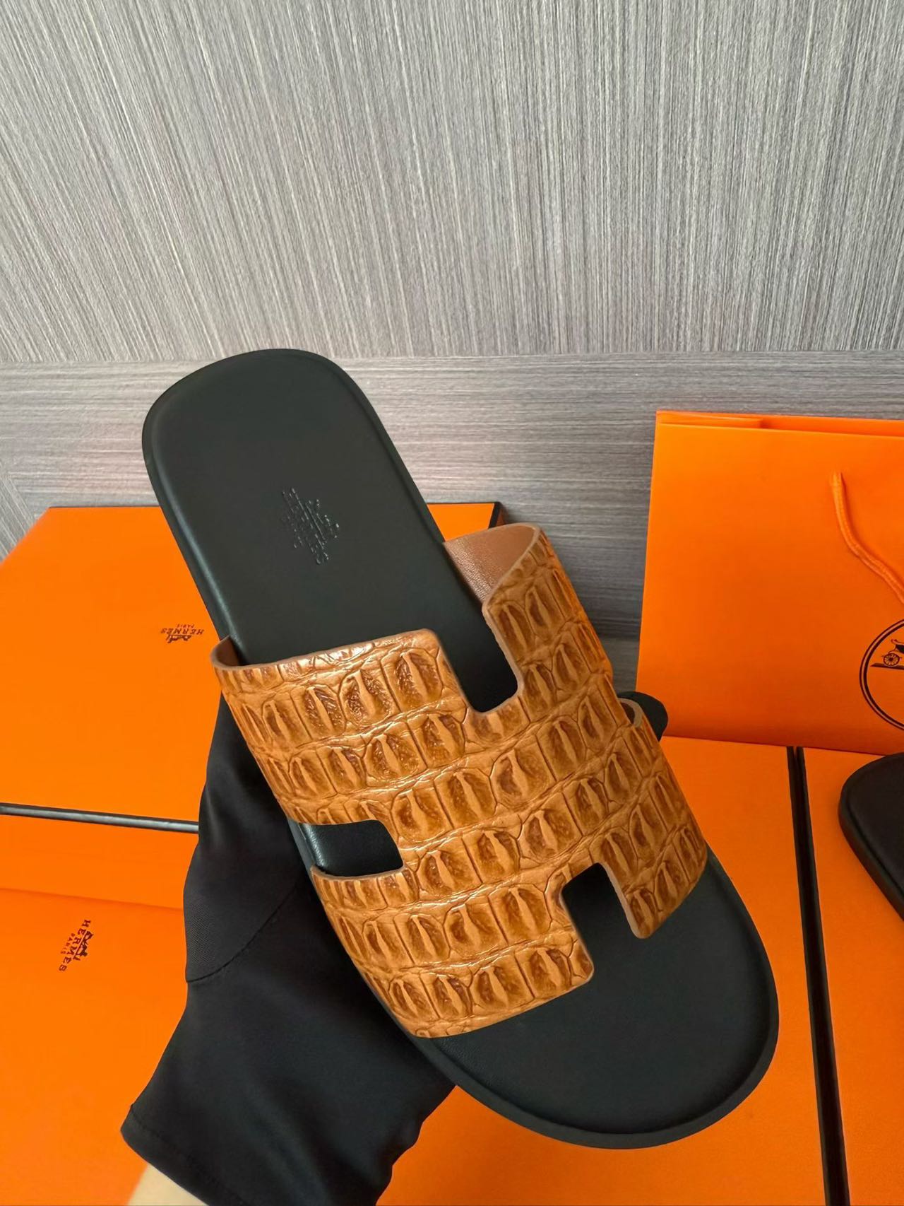 Hermès A貨 男女款 H 型鱷紋皮革涼拖 焦糖鱷撞黑| 8 Hermès A貨 男女款 H 型鱷紋皮革涼拖 焦糖鱷撞黑
