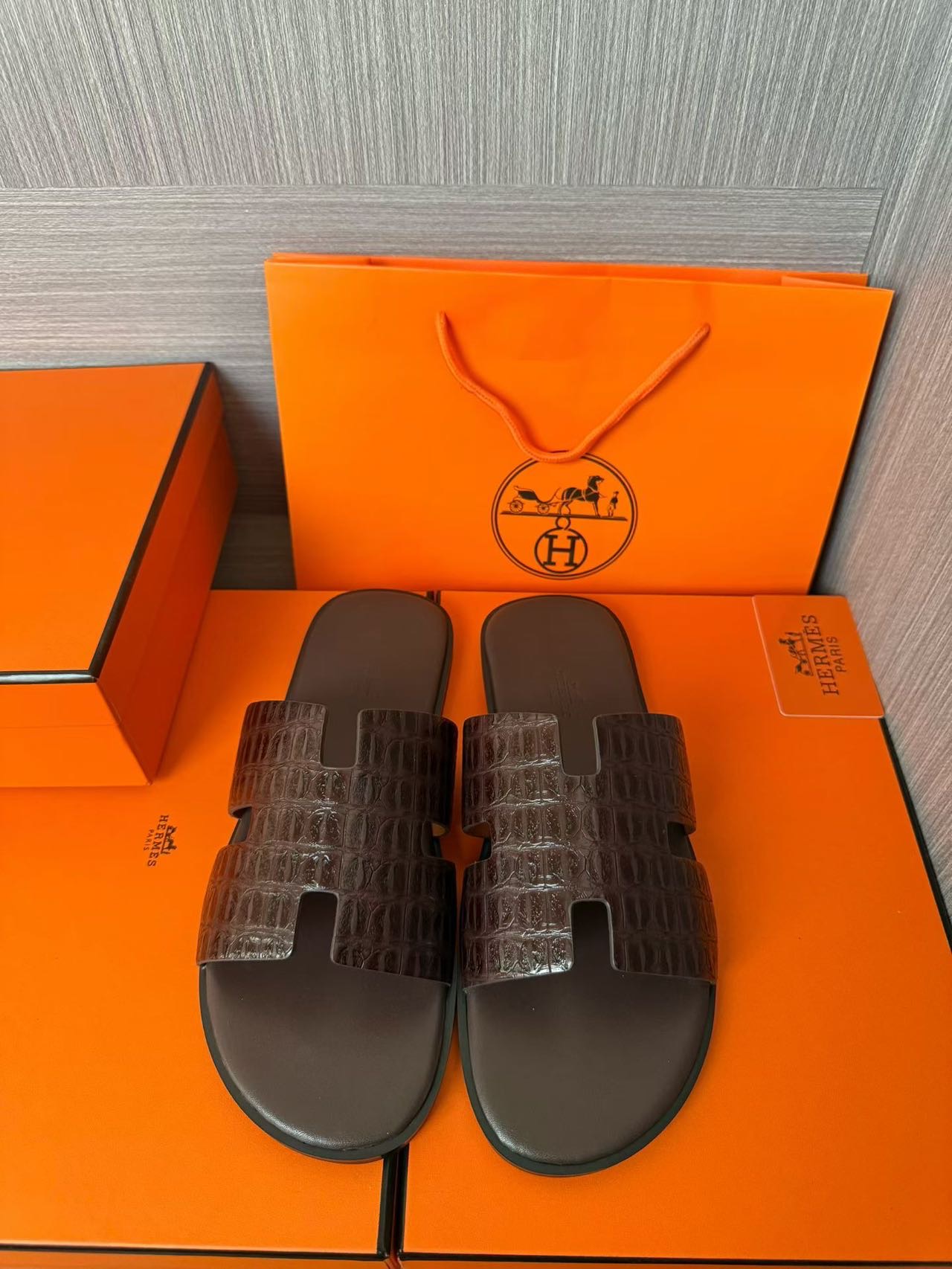 Hermès 一比一 男女款 H 型鱷紋皮革涼拖 深咖鱷灰底